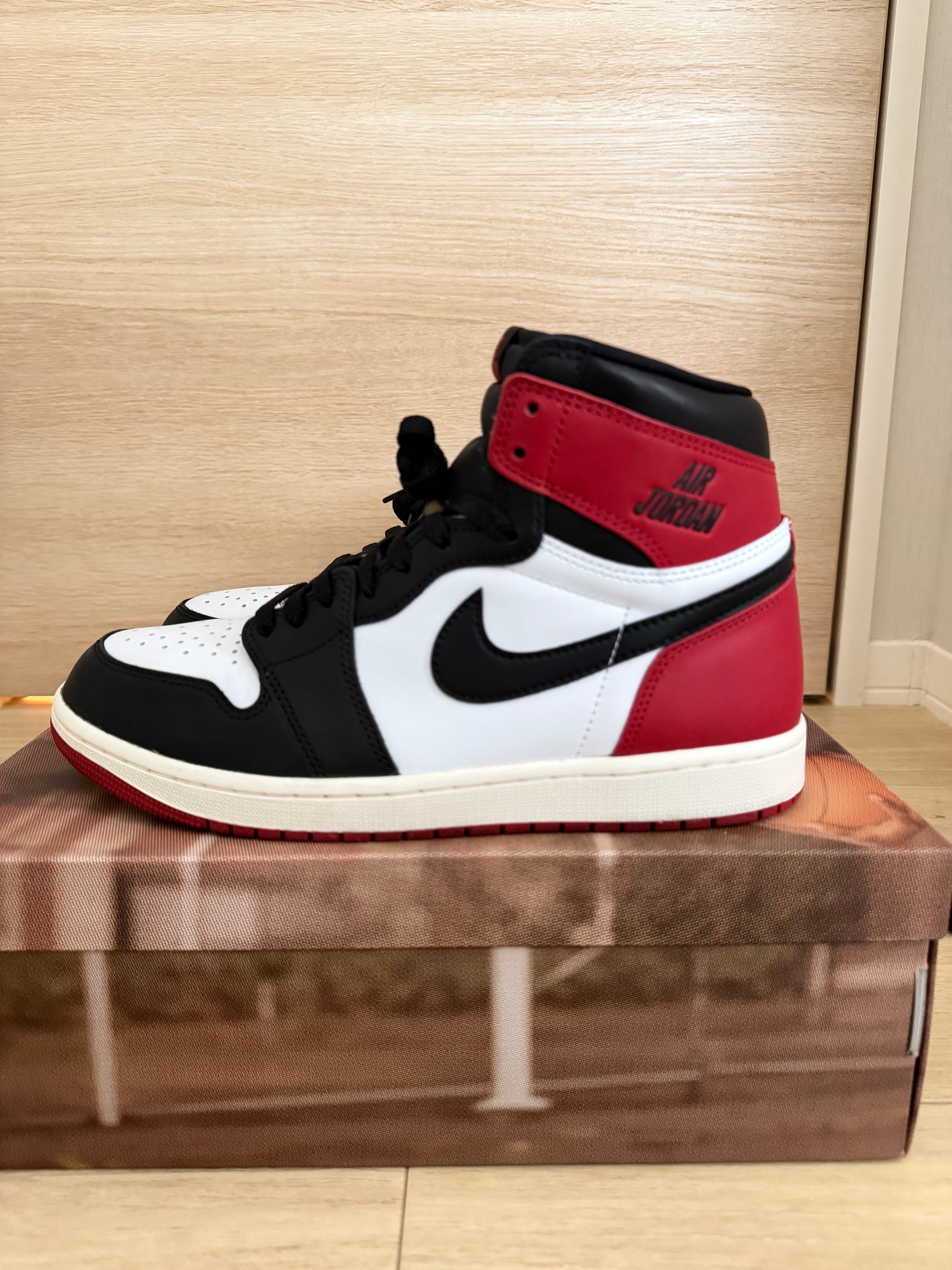 ナイキ エアジョーダン1 レトロ ハイ OG "ブラックトゥ リイマジンド"