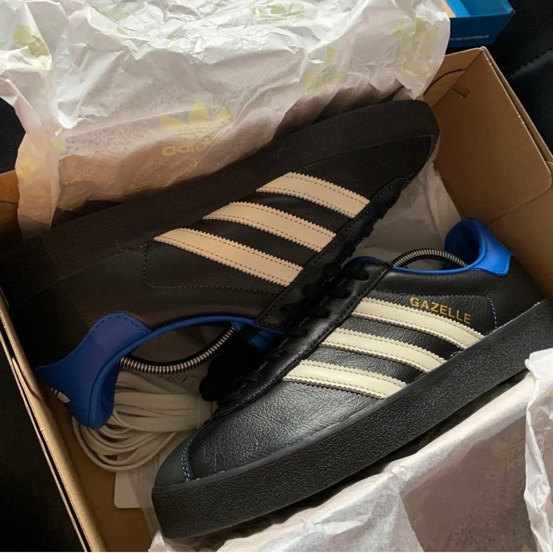 アディダス オリジナルス ガゼル85 "コアブラック/ブルーバード/コアホワイト"