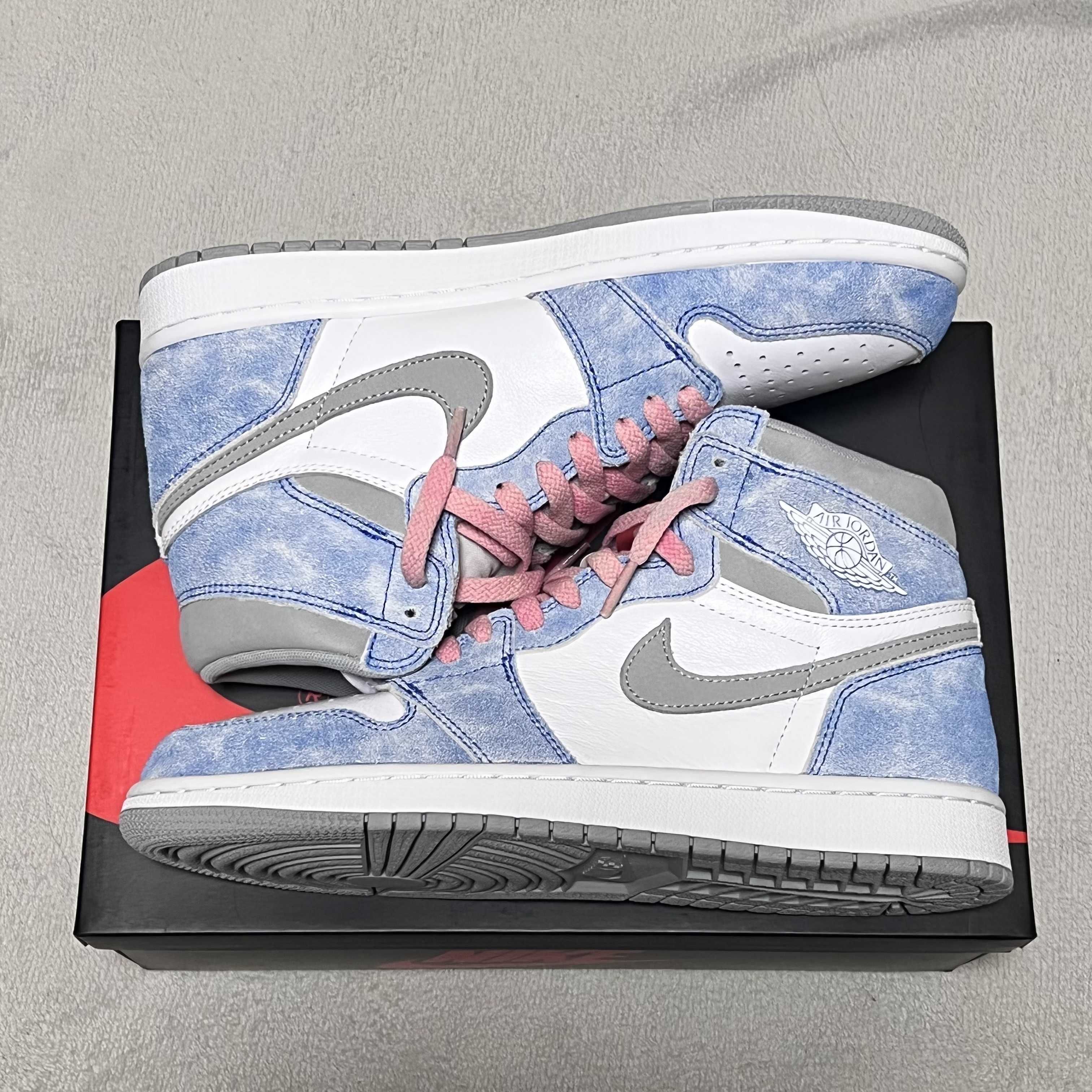 Nike Air Jordan 1 High OG "Hyper Royal"