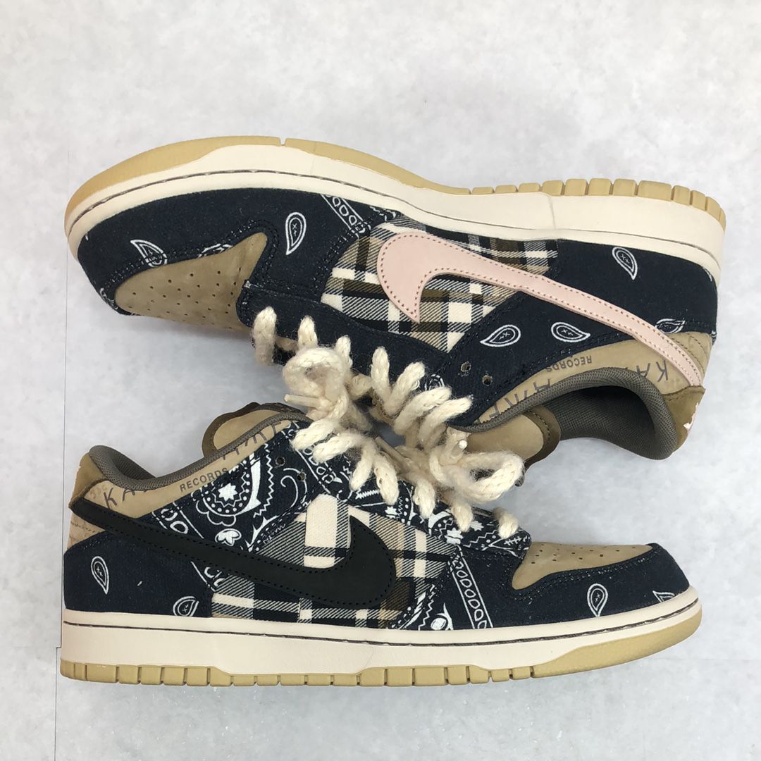 Travis Scott × Nike SB Dunk Low "Black/Parachute Beige"