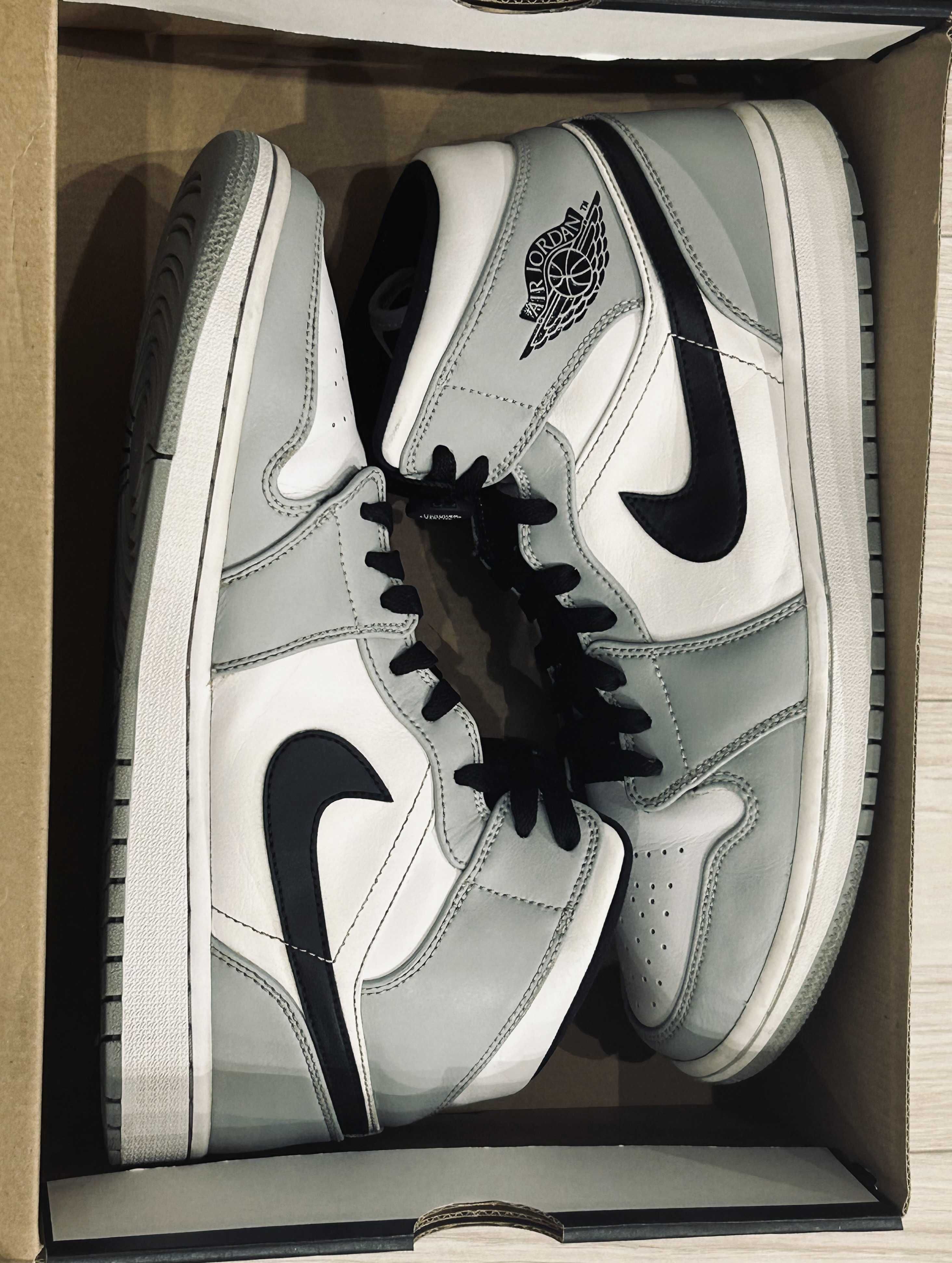 Nike Air Jordan 1 Mid "Light Smoke Grey/White/Black"