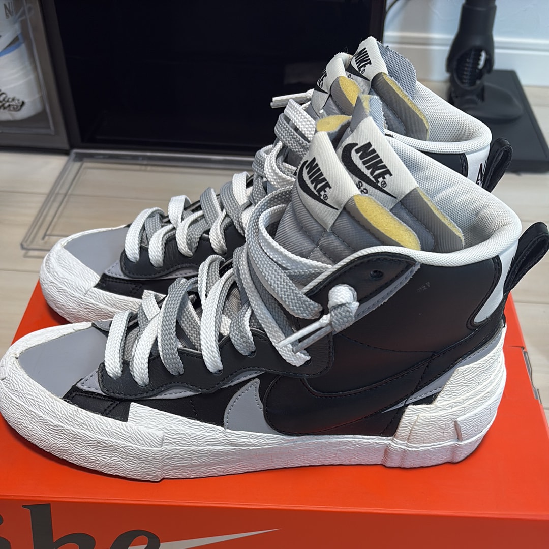 sacai × NIKE BLAZER MID "BLACK/WOLF GREY/WHITE"