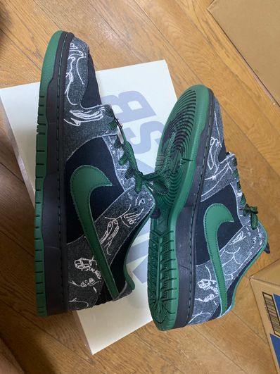 There Skateboards × Nike SB Dunk Low Pro "Anthracite and Gorge Green"