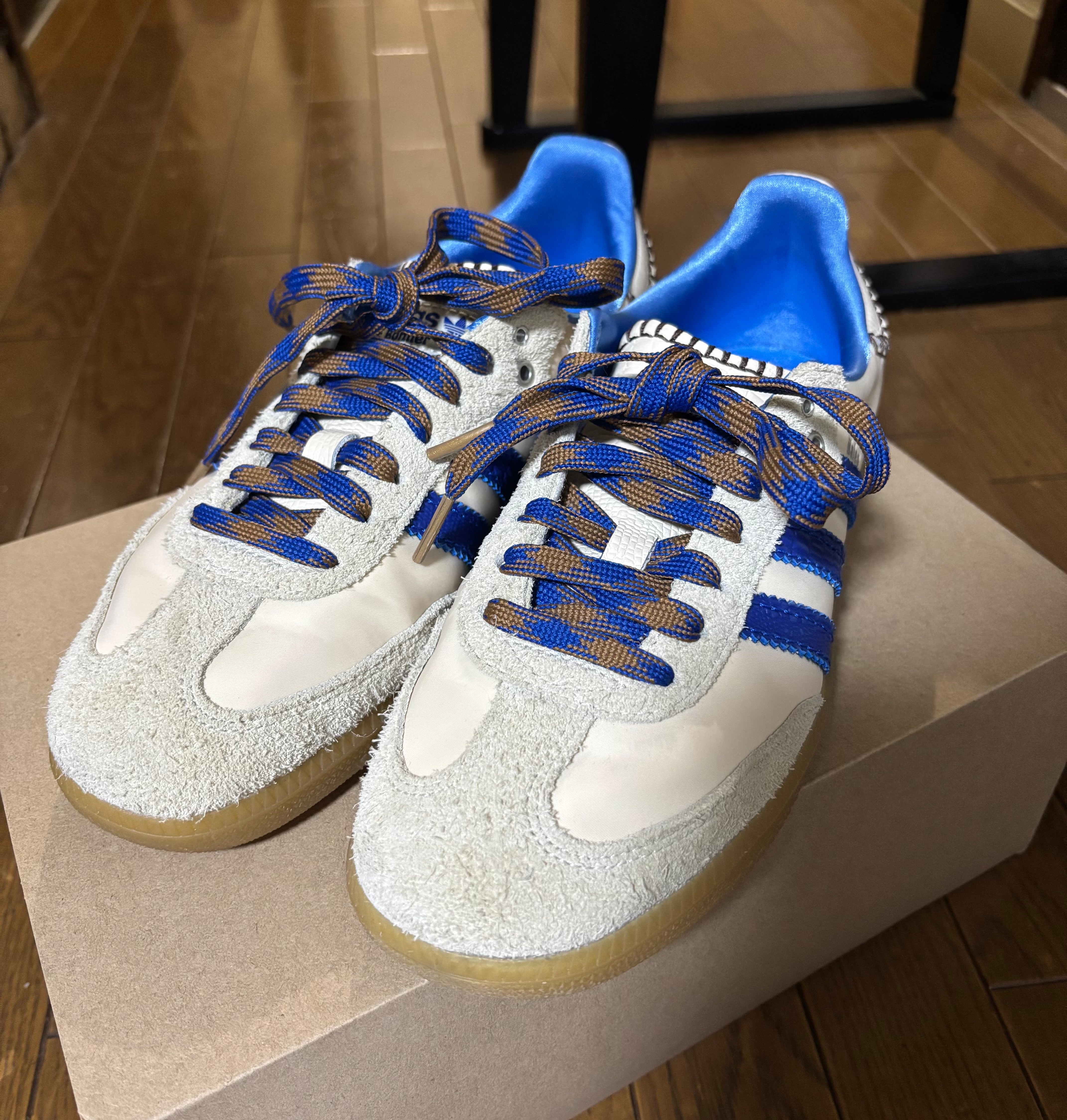 ウェールズ・ボナー × アディダス ナイロン サンバ "ワンダークレイ/チームロイヤルブルー/ワンダーホワイト"