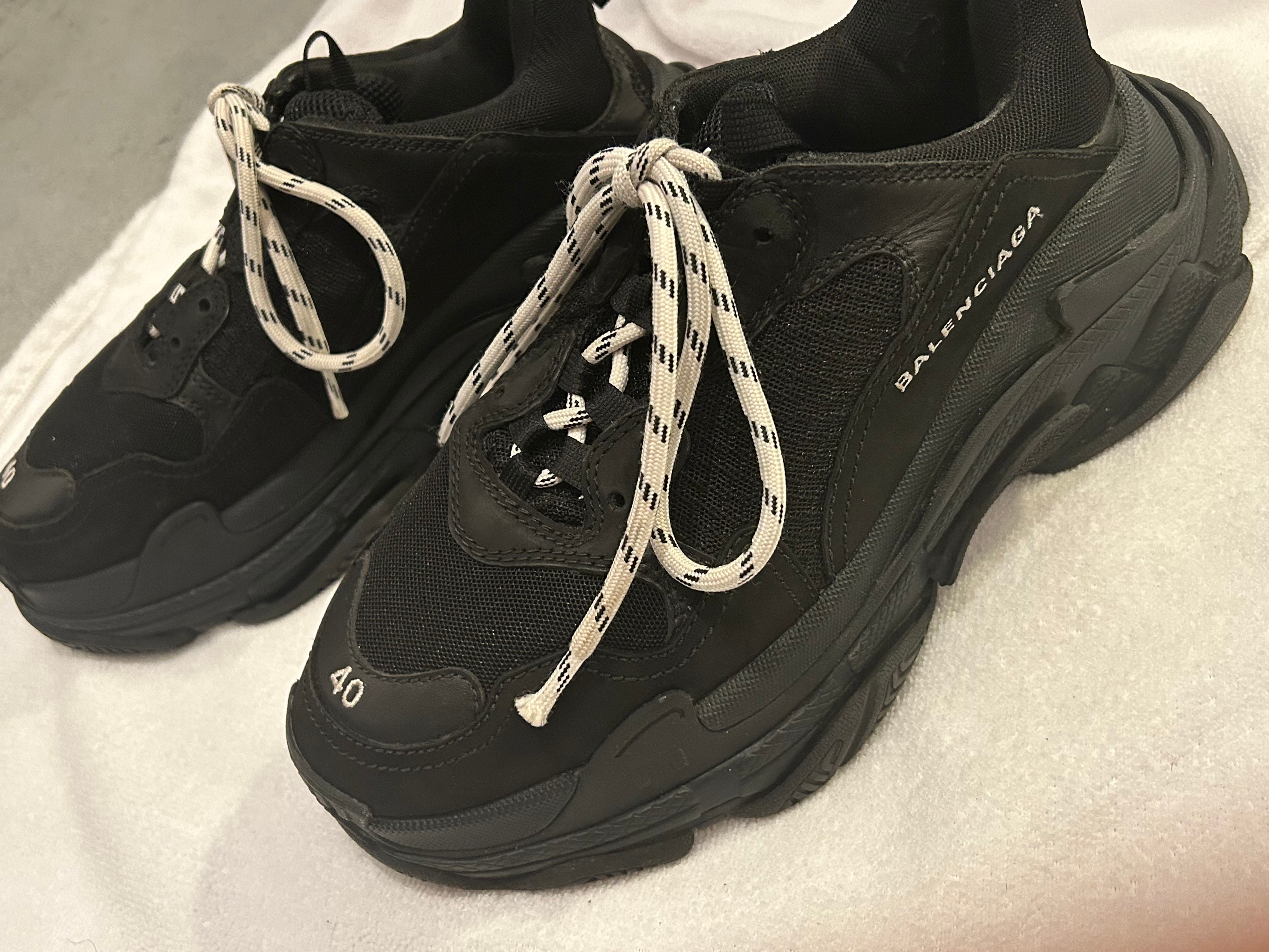 バレンシアガ トリプル S "ブラック ホワイト レース"