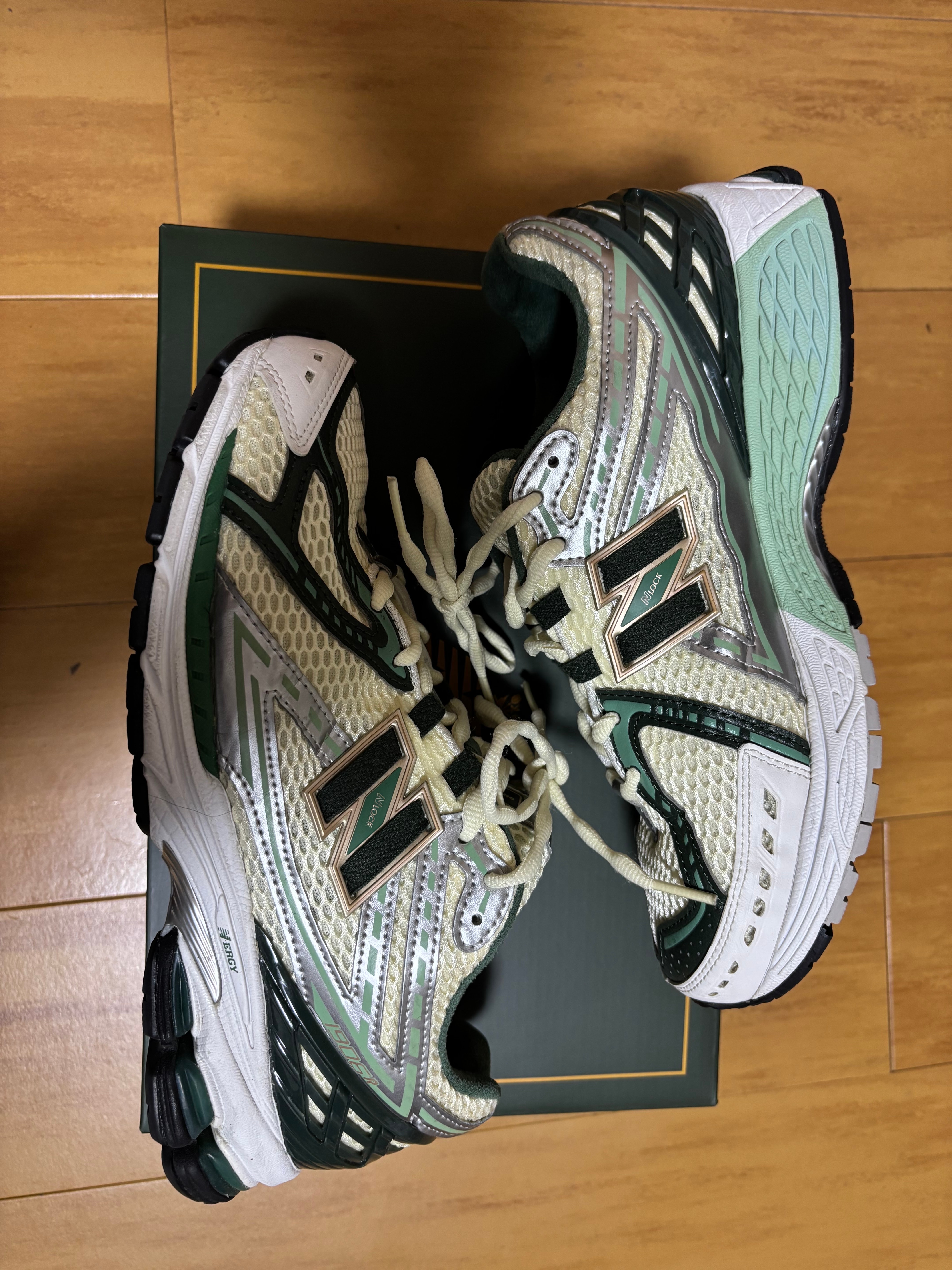 エメレオンドレ × ニューバランス 1906R "ジェイド"