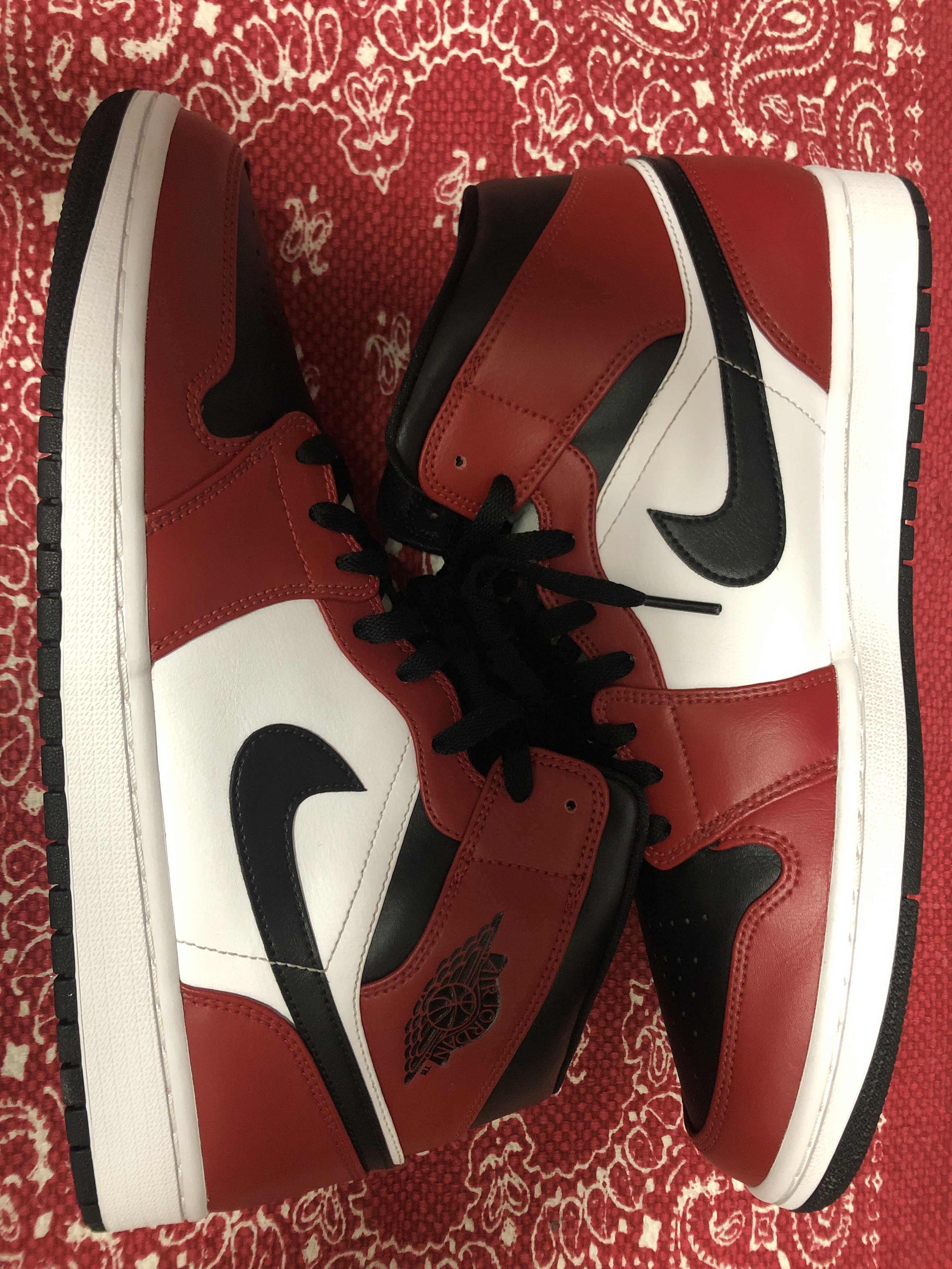 Nike Air Jordan 1 Mid "Chicago Black Toe"