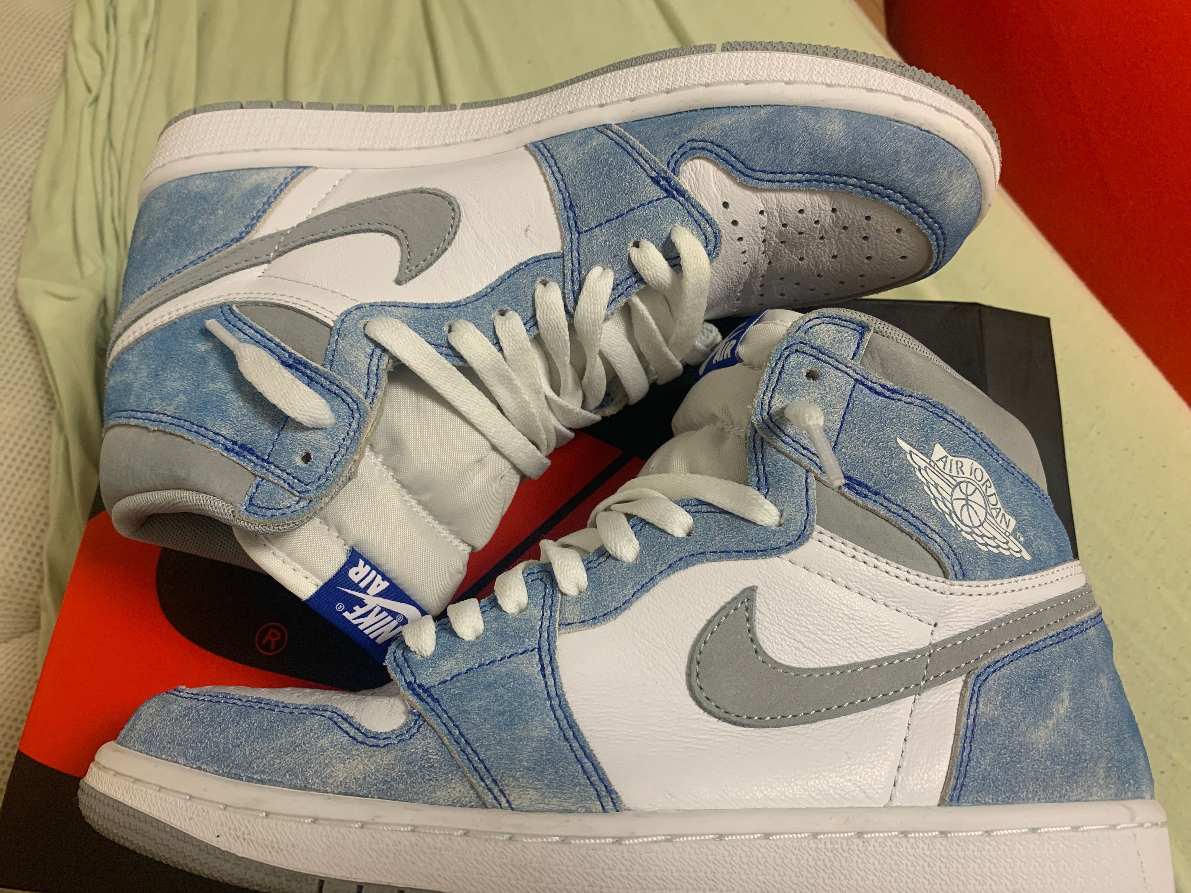Nike Air Jordan 1 High OG "Hyper Royal"