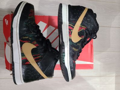 Nike Dunk CMFT PRM QS "Black/Flat Gold/Hyper Red/Gorge Green"