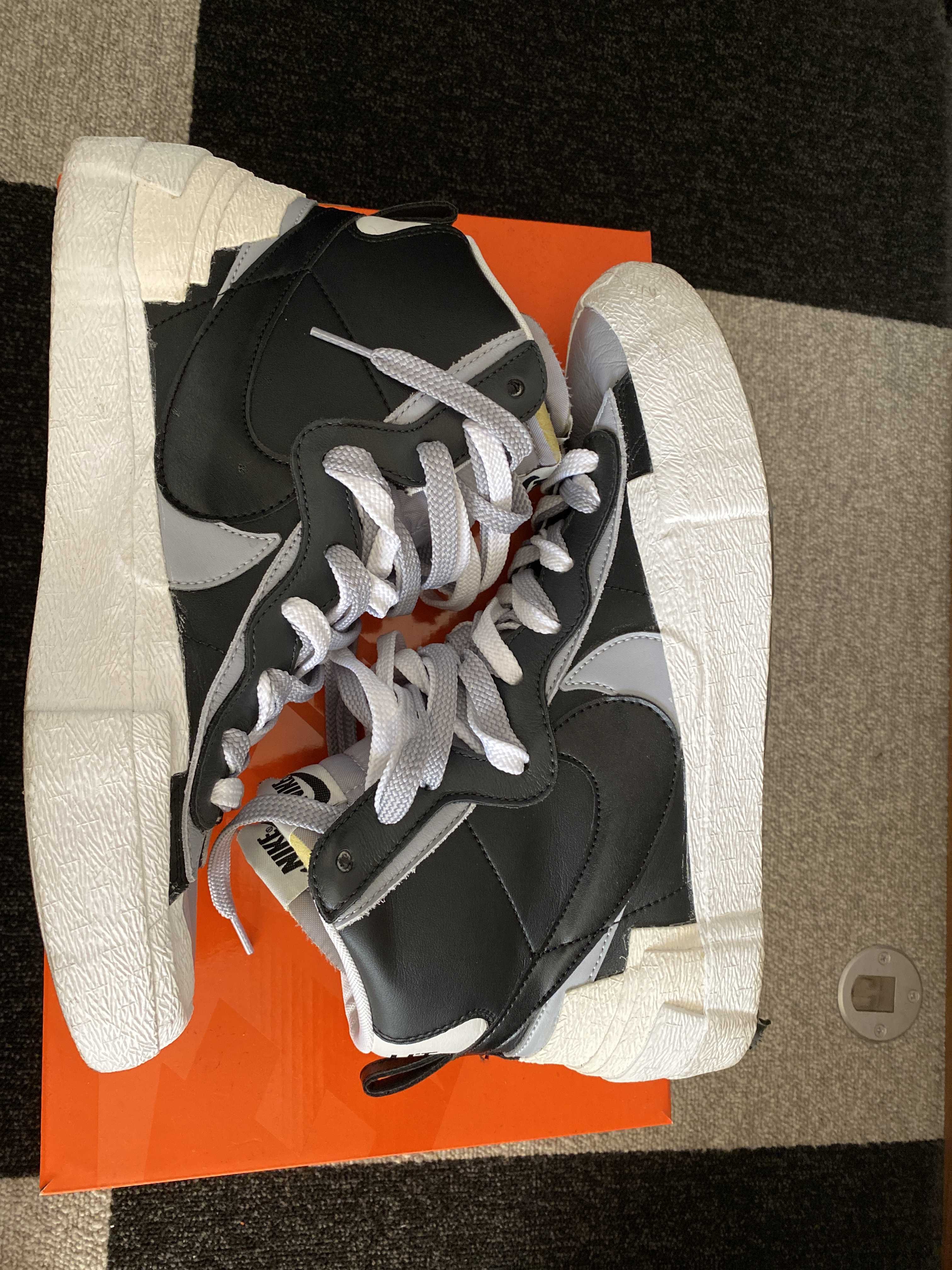 sacai × NIKE BLAZER MID "BLACK/WOLF GREY/WHITE"