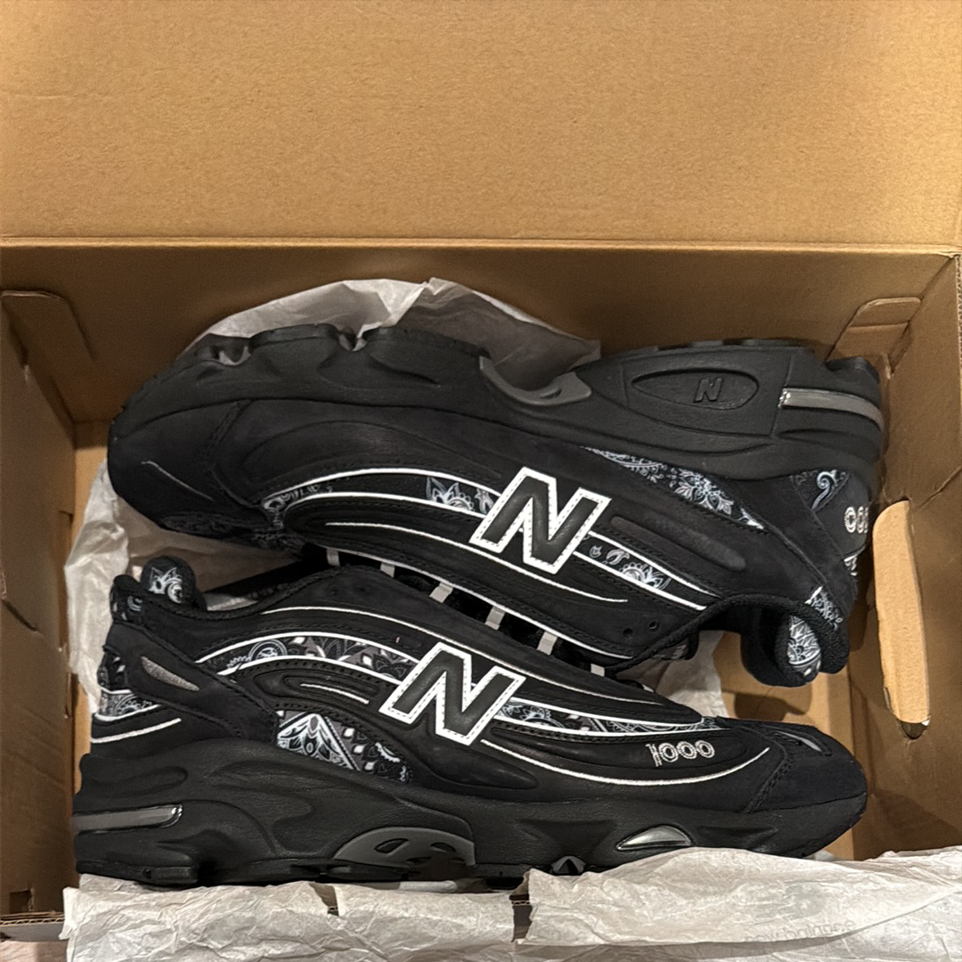 アトモス × ニューバランス 1000 "バンドゥヌ/ブラックペイズリー"