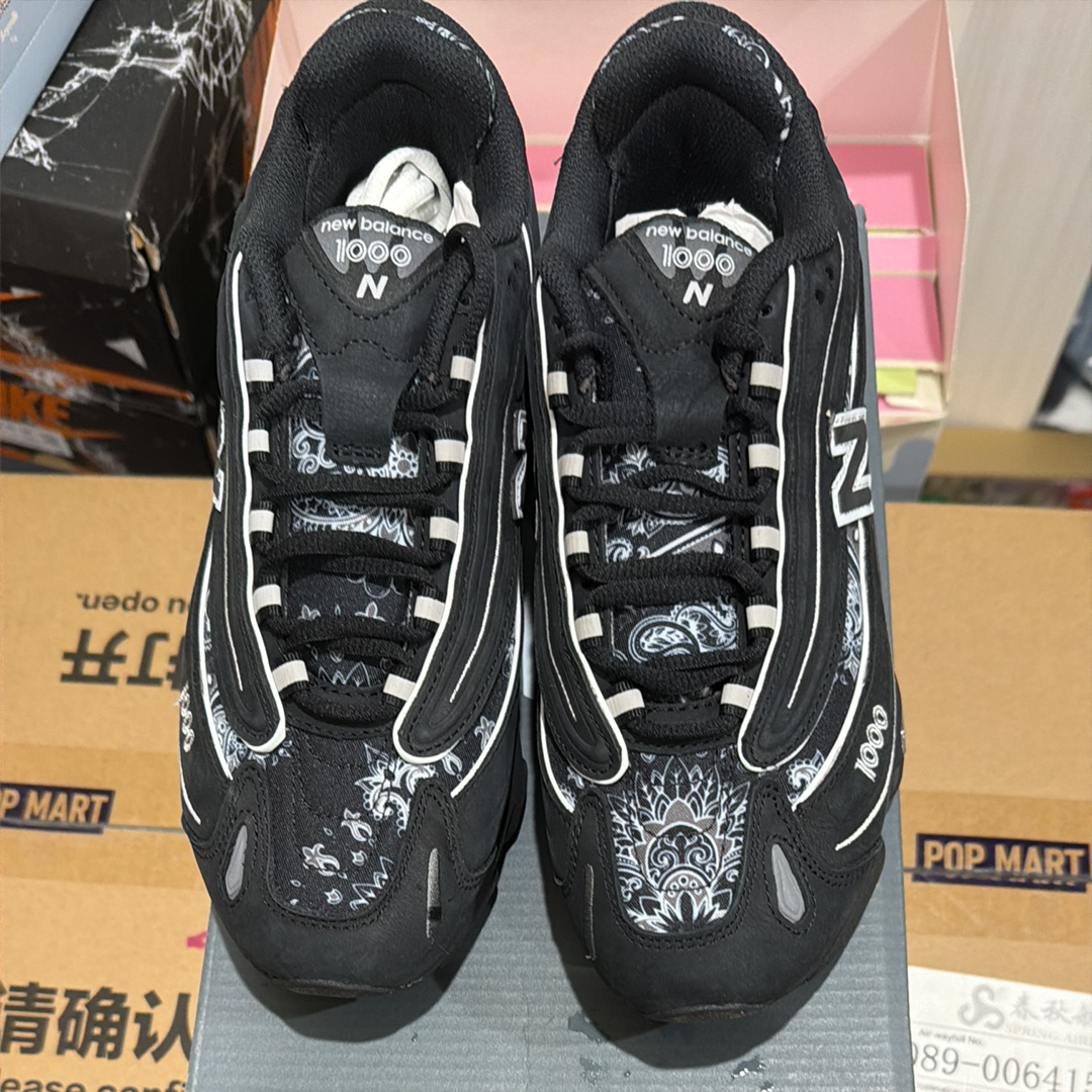 アトモス × ニューバランス 1000 "バンドゥヌ/ブラックペイズリー"