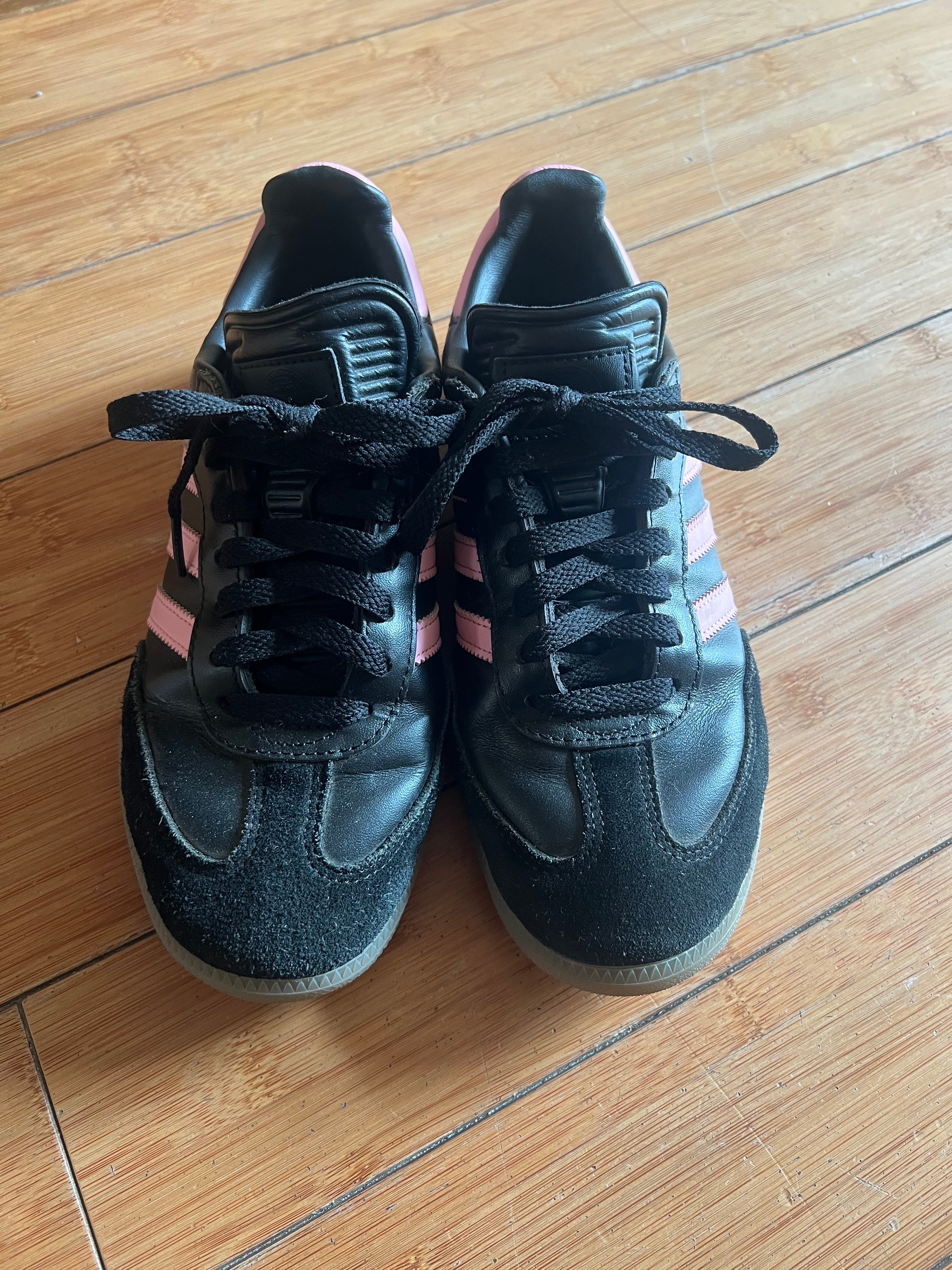 インテル・マイアミCF × アディダスオリジナルス サンバ "コアブラック/ライトピンク/ガム"