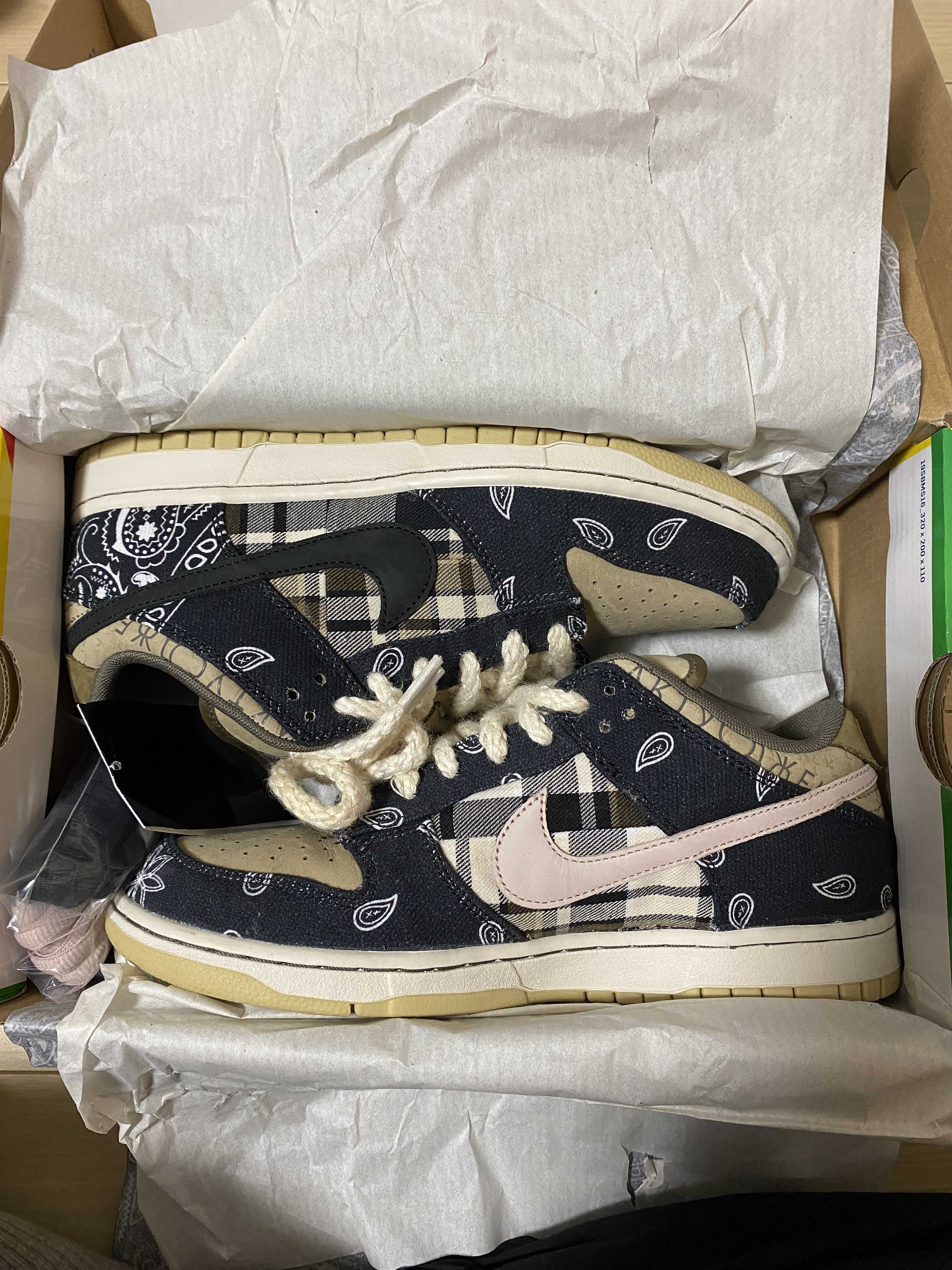 Travis Scott × Nike SB Dunk Low "Black/Parachute Beige"