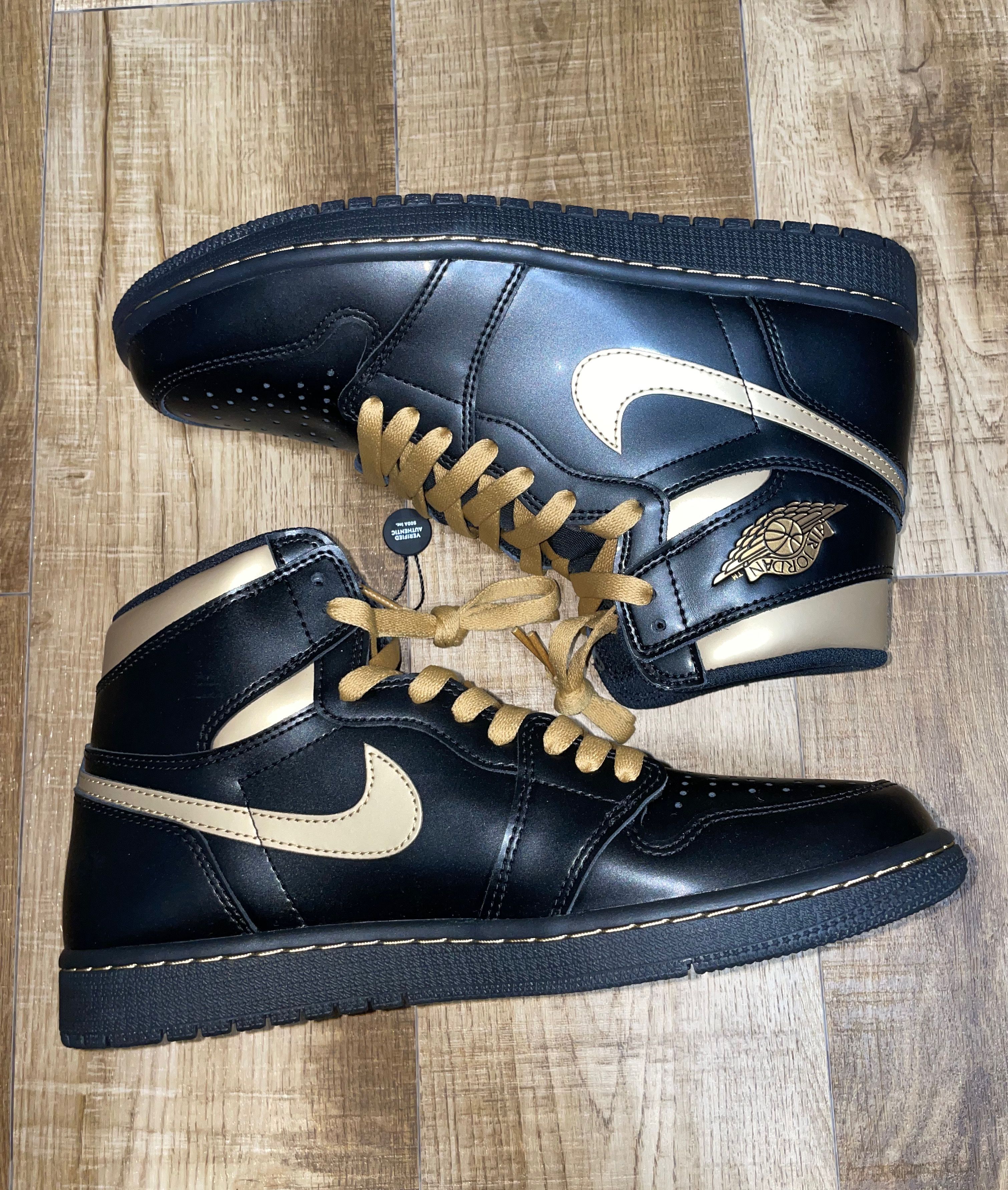 Nike Air Jordan 1 High OG "Black-Metalic Gold"