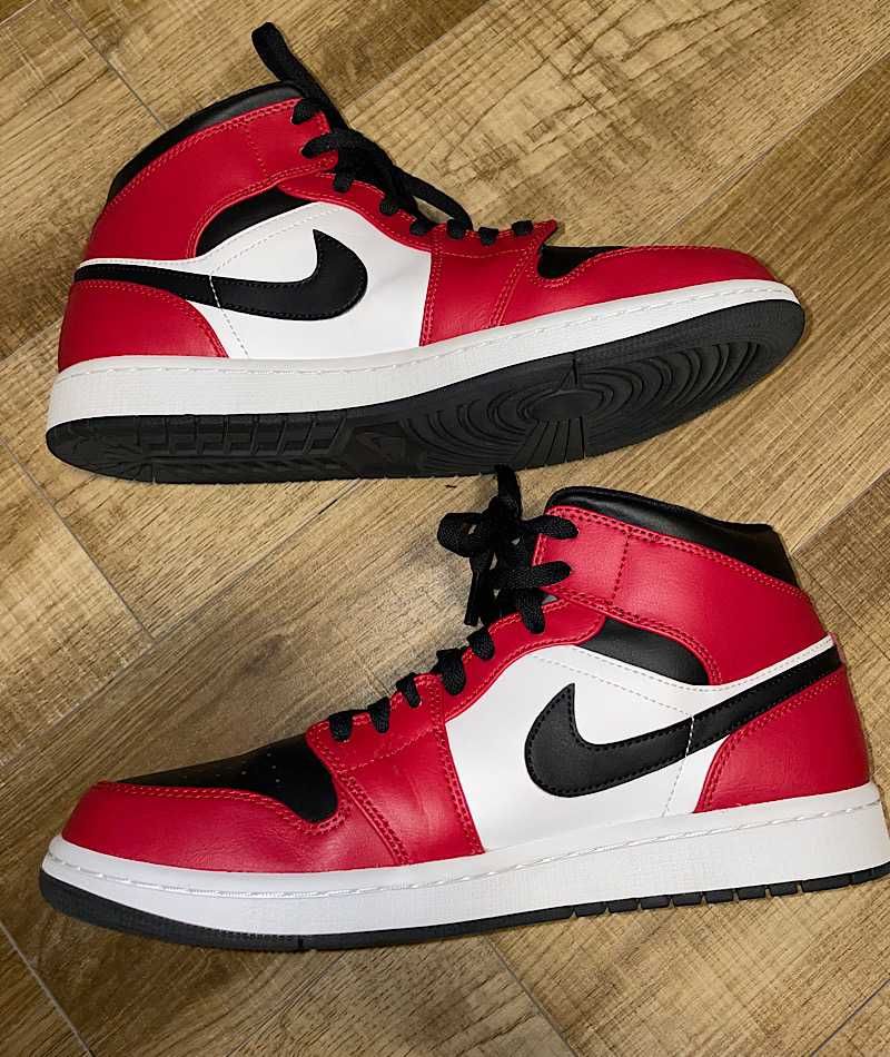 Nike Air Jordan 1 Mid "Chicago Black Toe"