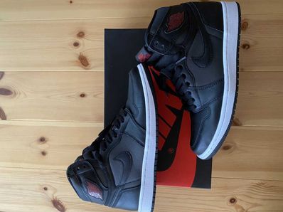 Nike Air Jordan 1 Retro High OG "Black/Metallic Silver/Gym Red"
