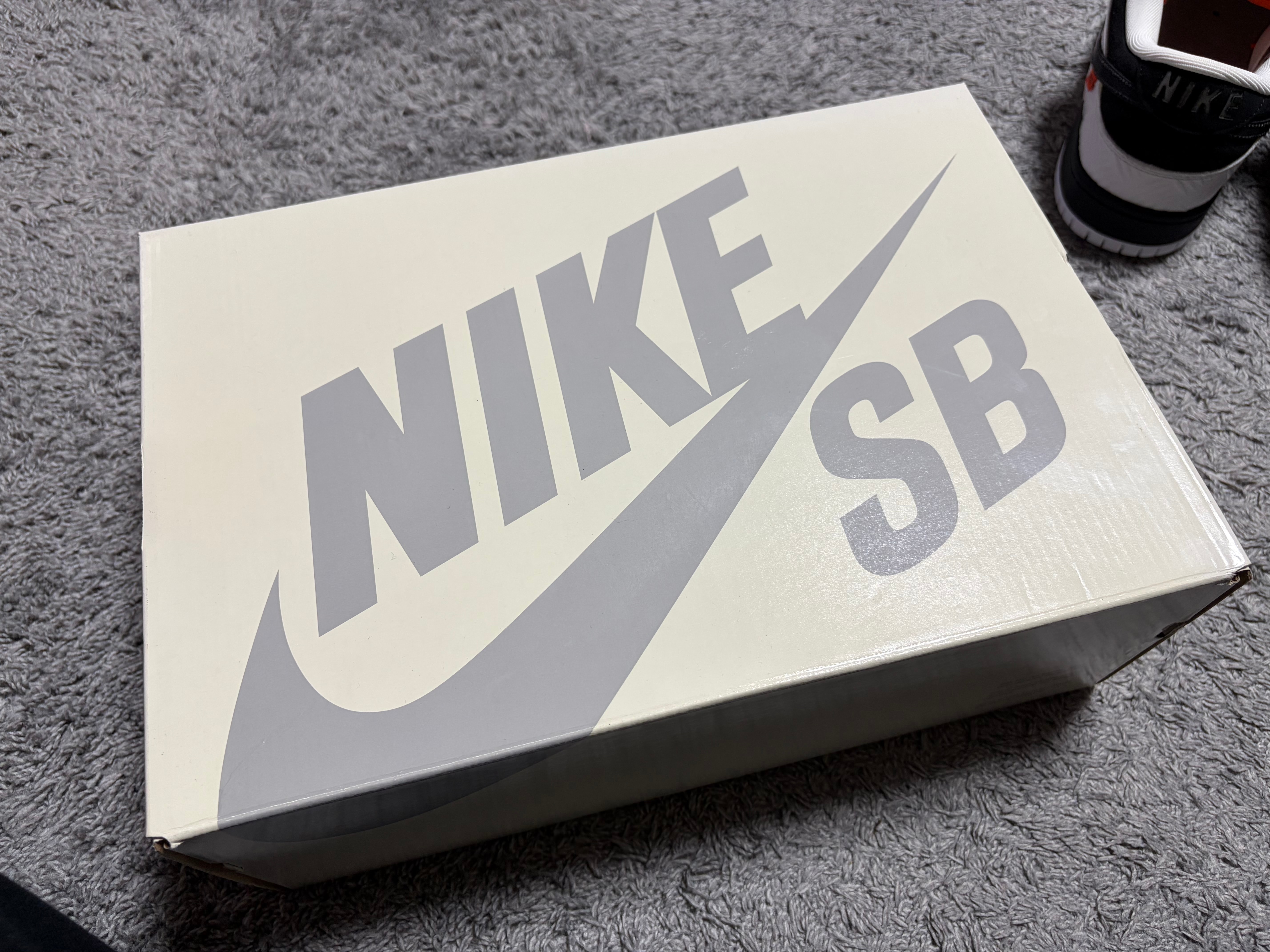 タイトブース × ナイキ SB ダンク ロー プロ QS "ブラック アンド ホワイト"