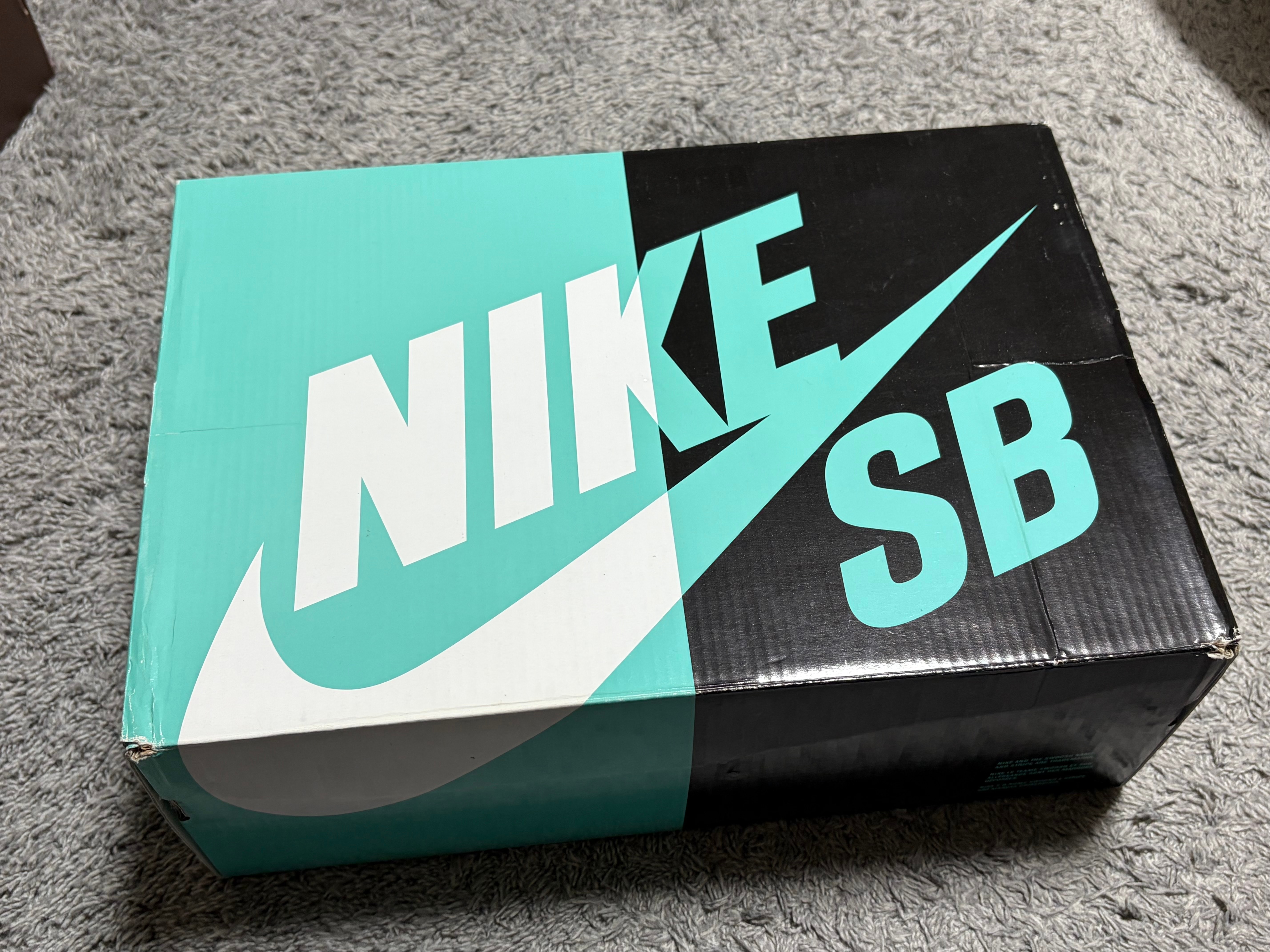 シュプリーム × ナイキ SB ダンク ロー "メタリックゴールド/ネイビー"