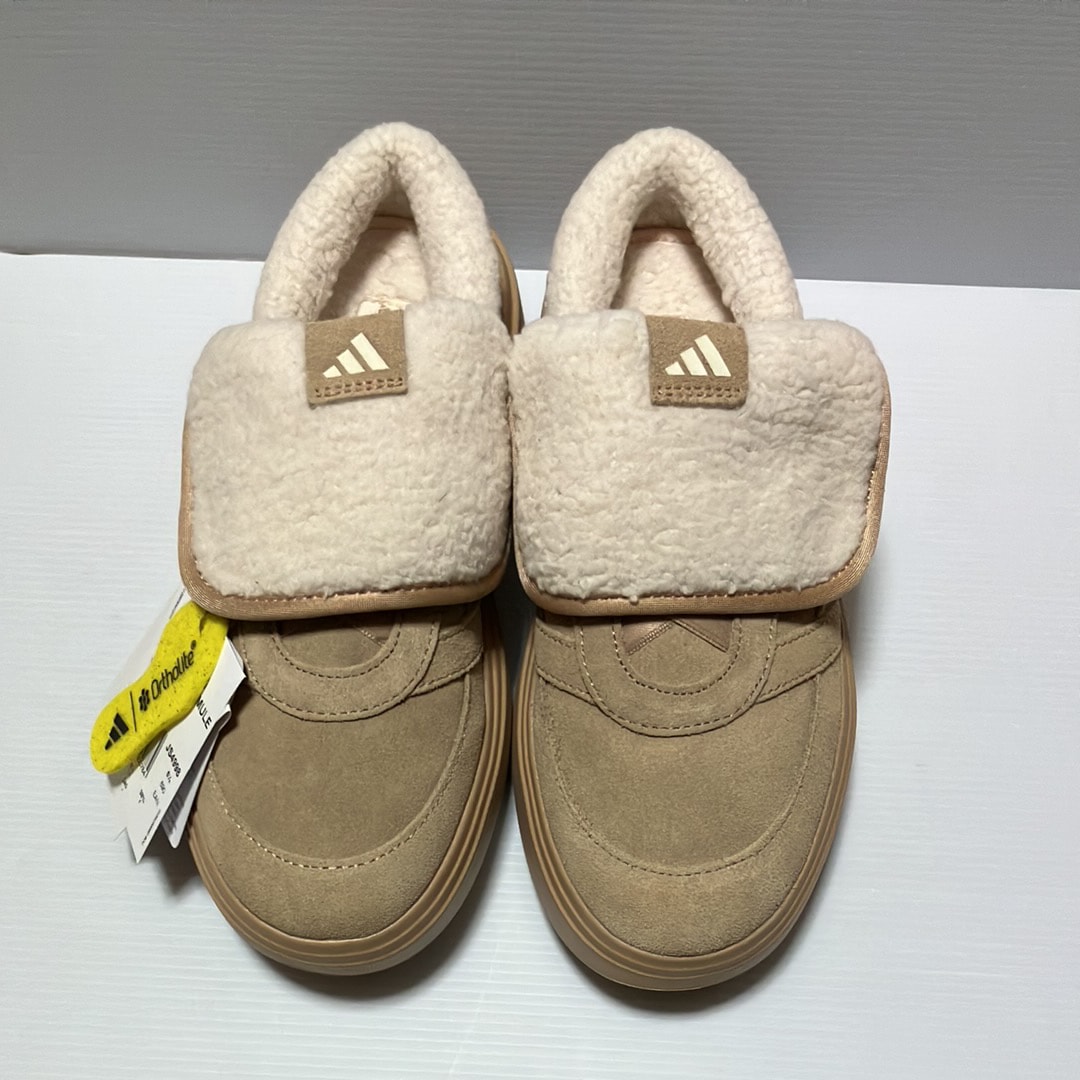 アディダス ウィメンズ グランドコート ミュール "ウォームサンドストーン"