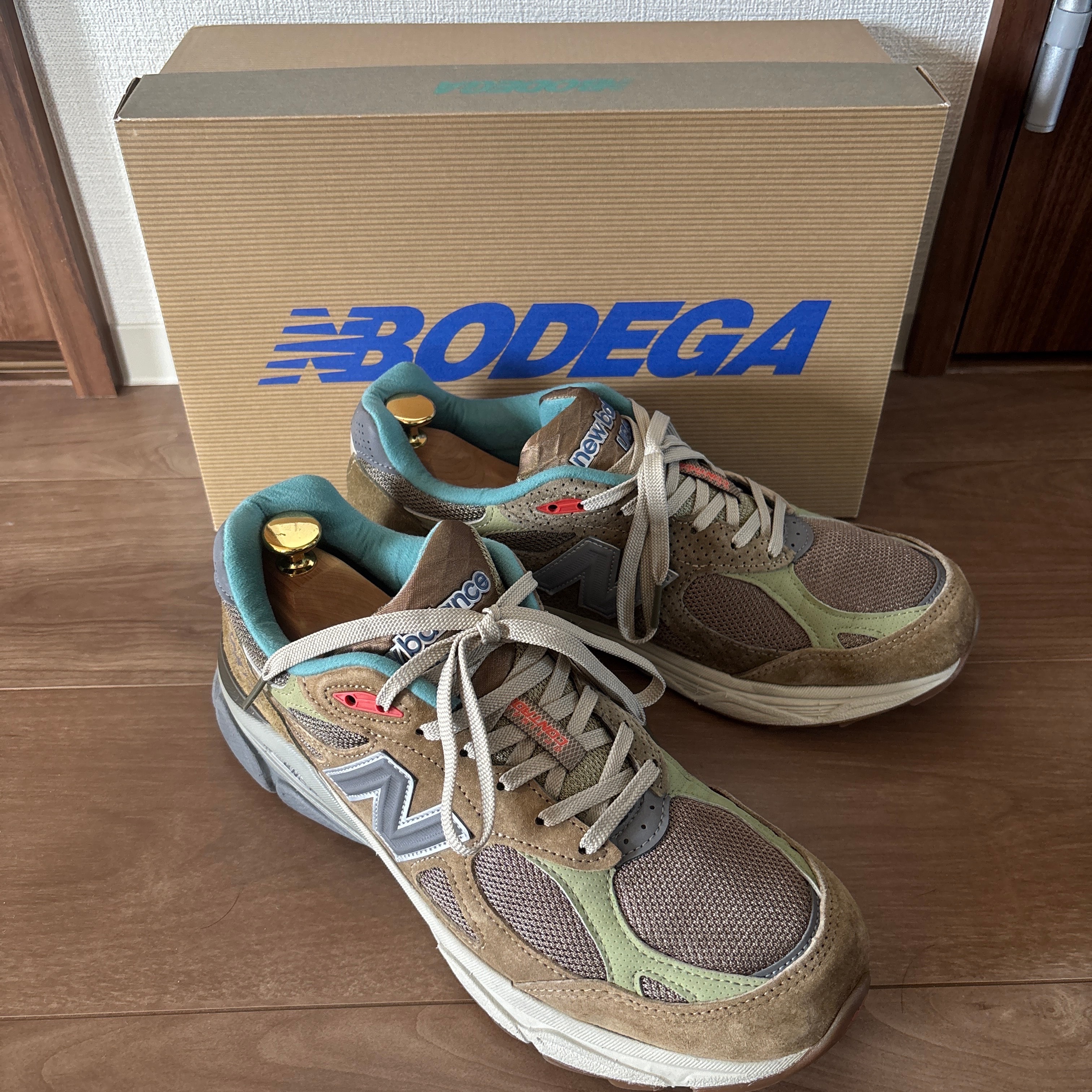 ボデガ × ニューバランス 990V3 "ヒア トゥ ステイ"