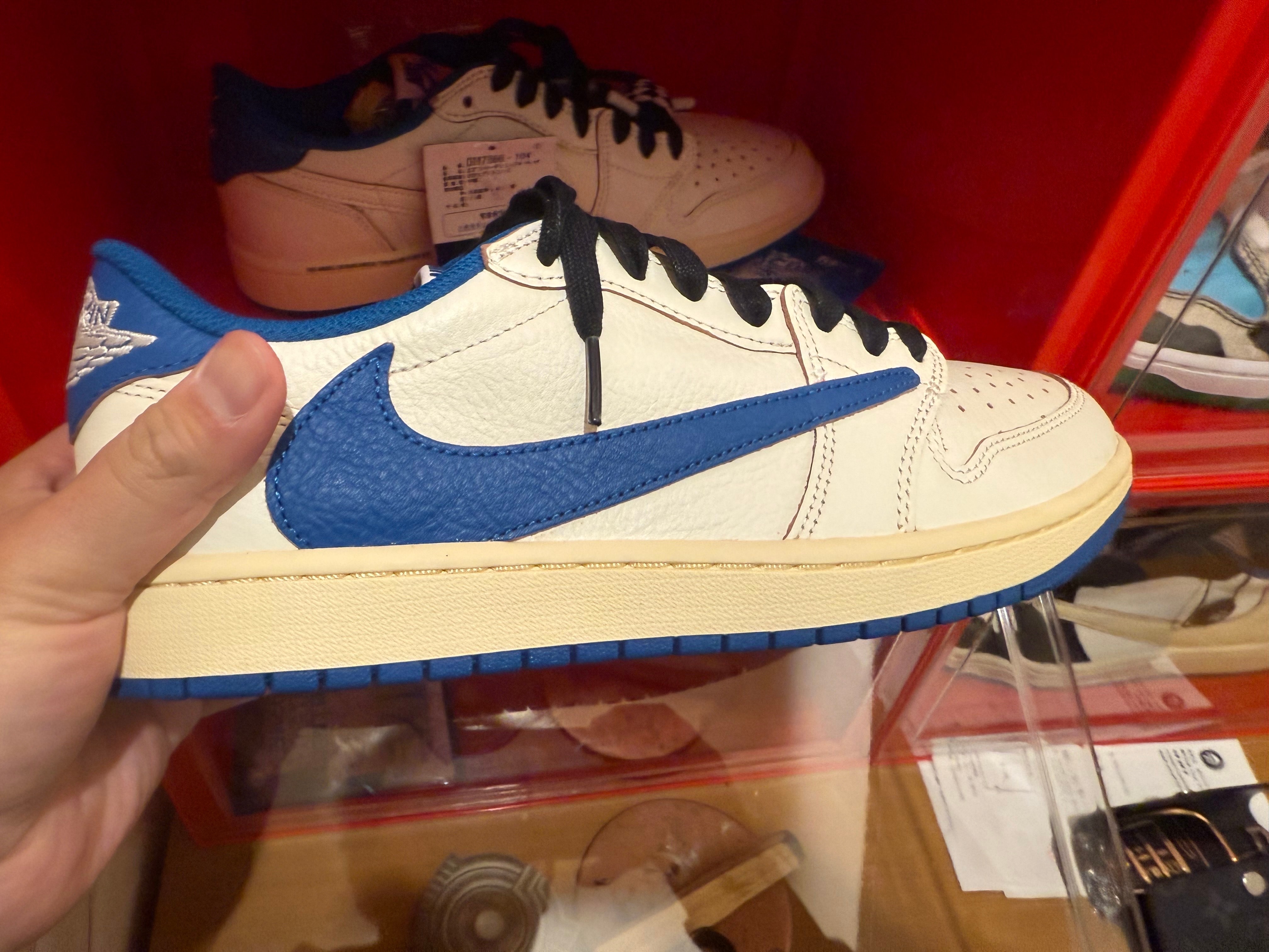 トラヴィススコット × フラグメントデザイン × ナイキ エアジョーダン1 ロー OG "セイル/ミリタリーブルー"