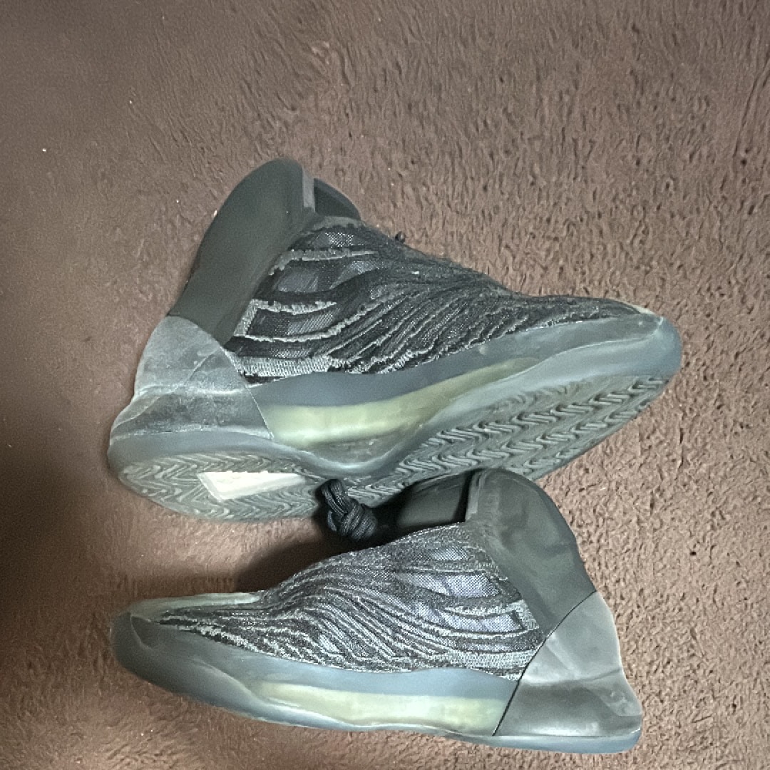 ADIDAS YEEZY Quantum "Onyx"