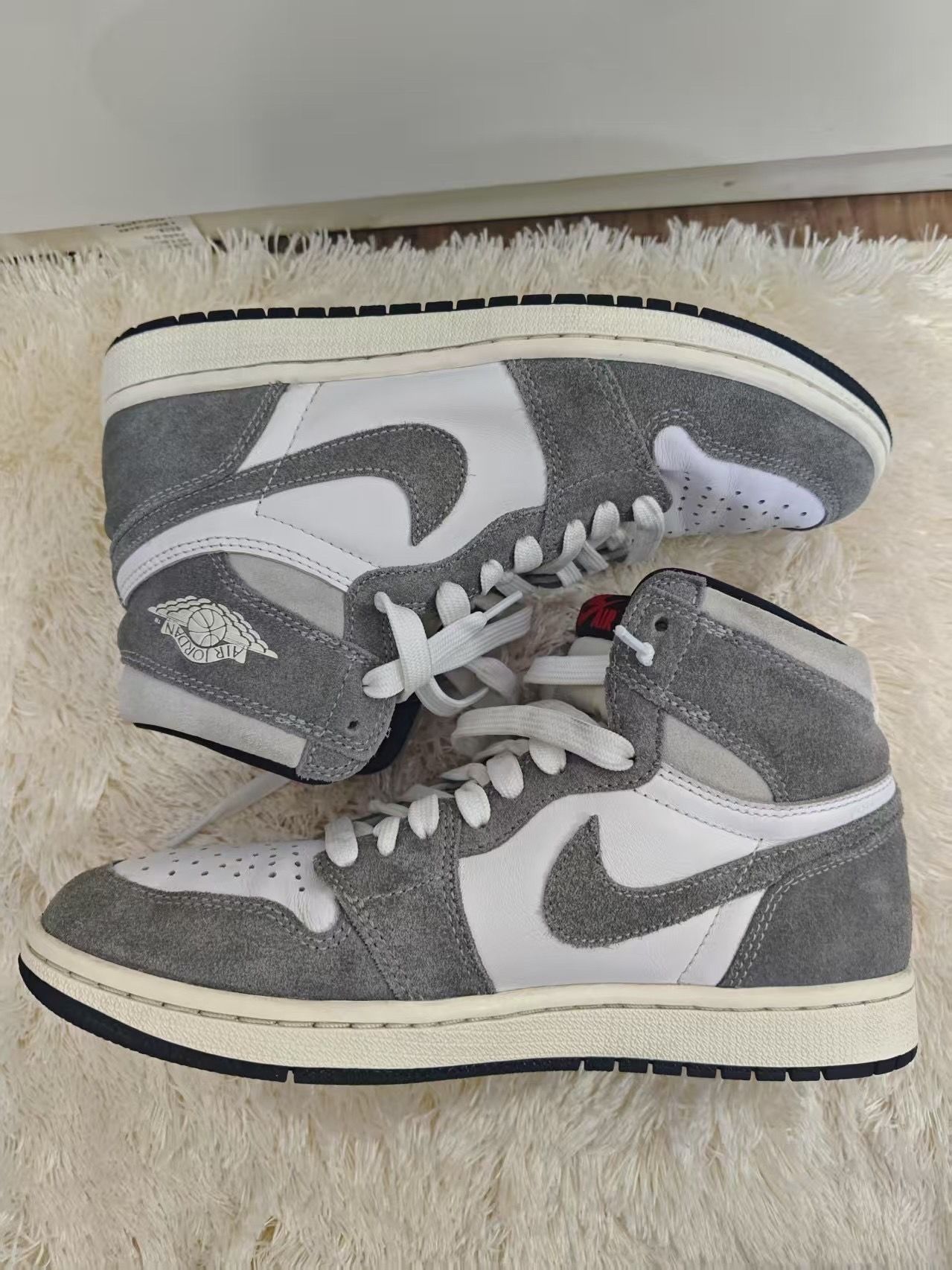 Nike Air Jordan 1 Retro High OG "Black and Smoke Grey"