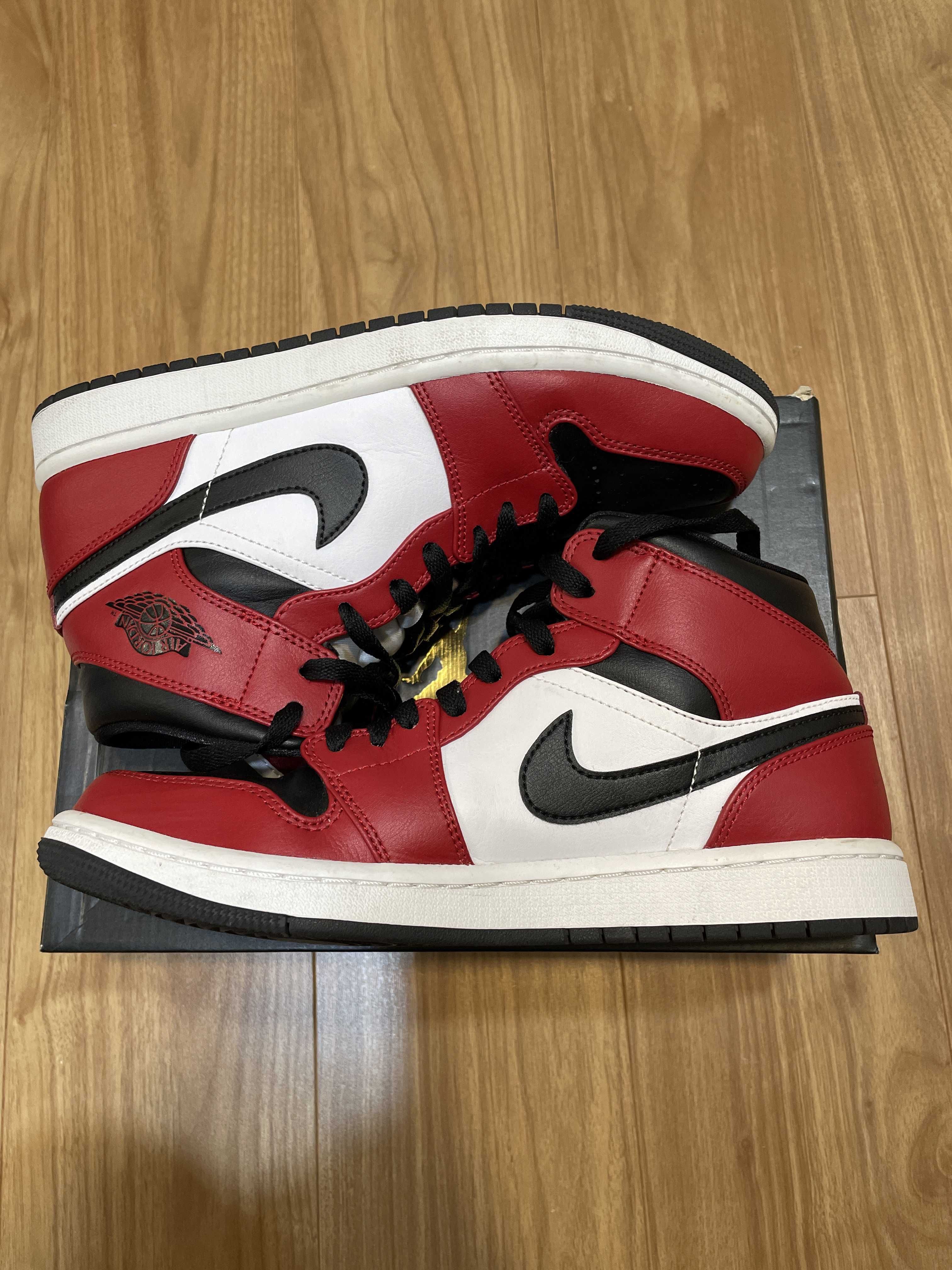 Nike Air Jordan 1 Mid "Chicago Black Toe"
