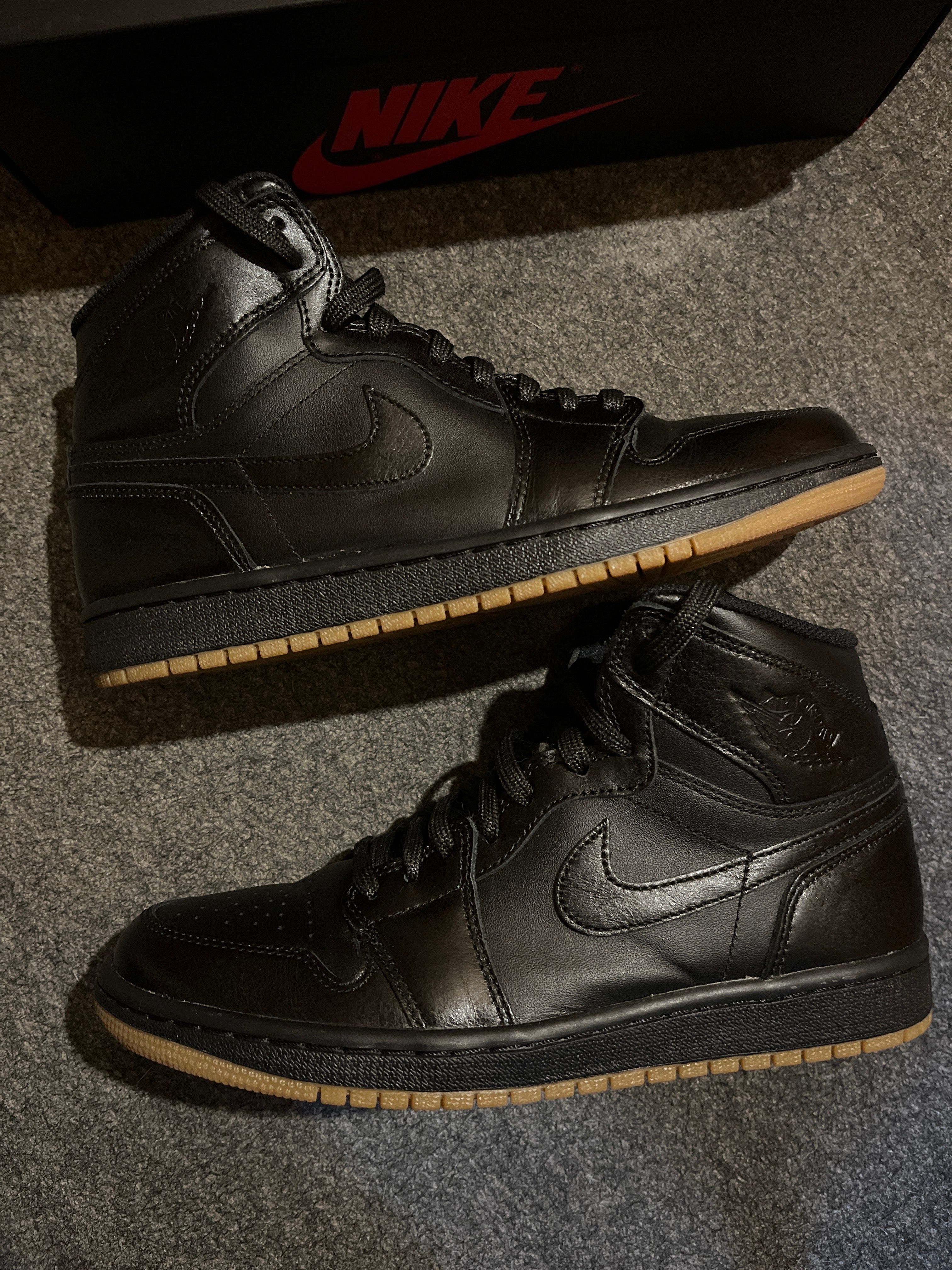 Nike Air Jordan 1 RETRO High "Black Gum" 