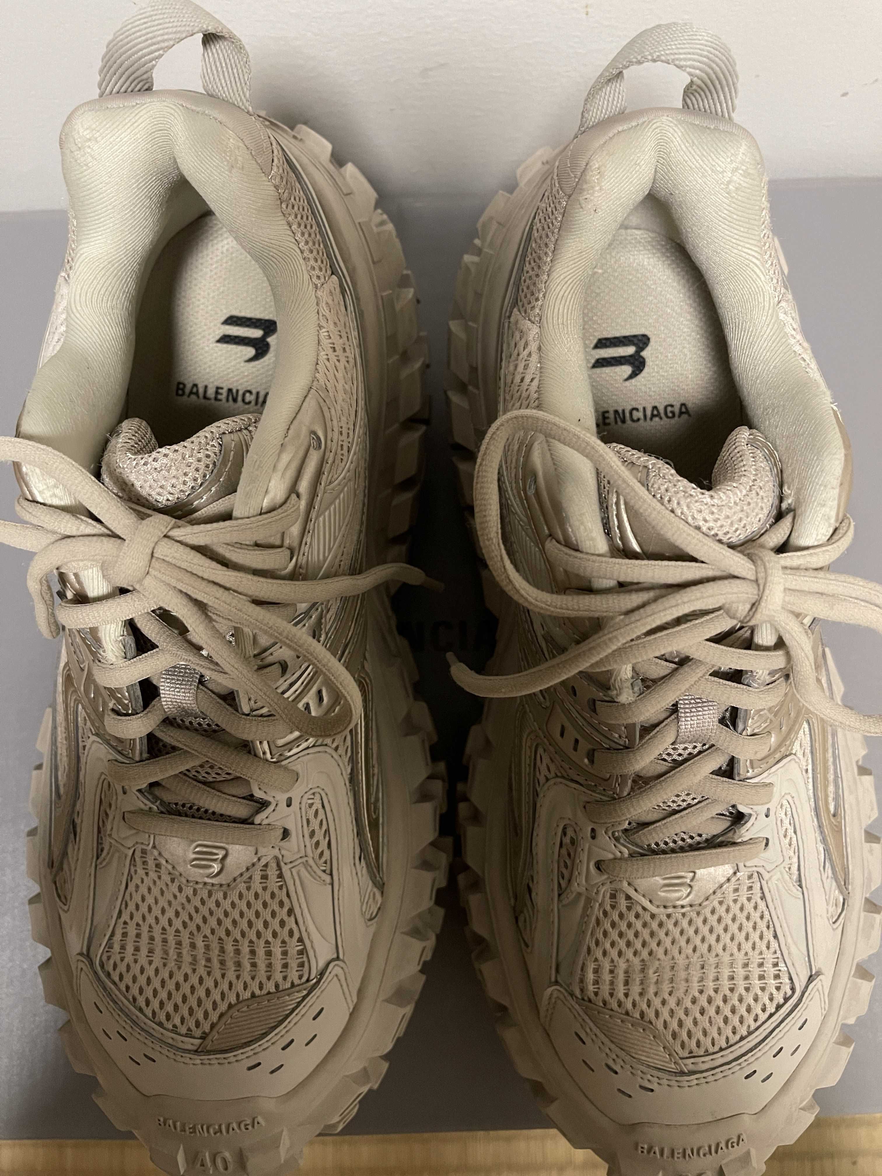 BALENCIAGA 42ディフェンダー バウンサー オフホワイト BALENCIAGA バレンシアガ ディフェンダー バウンサー サイズ表記