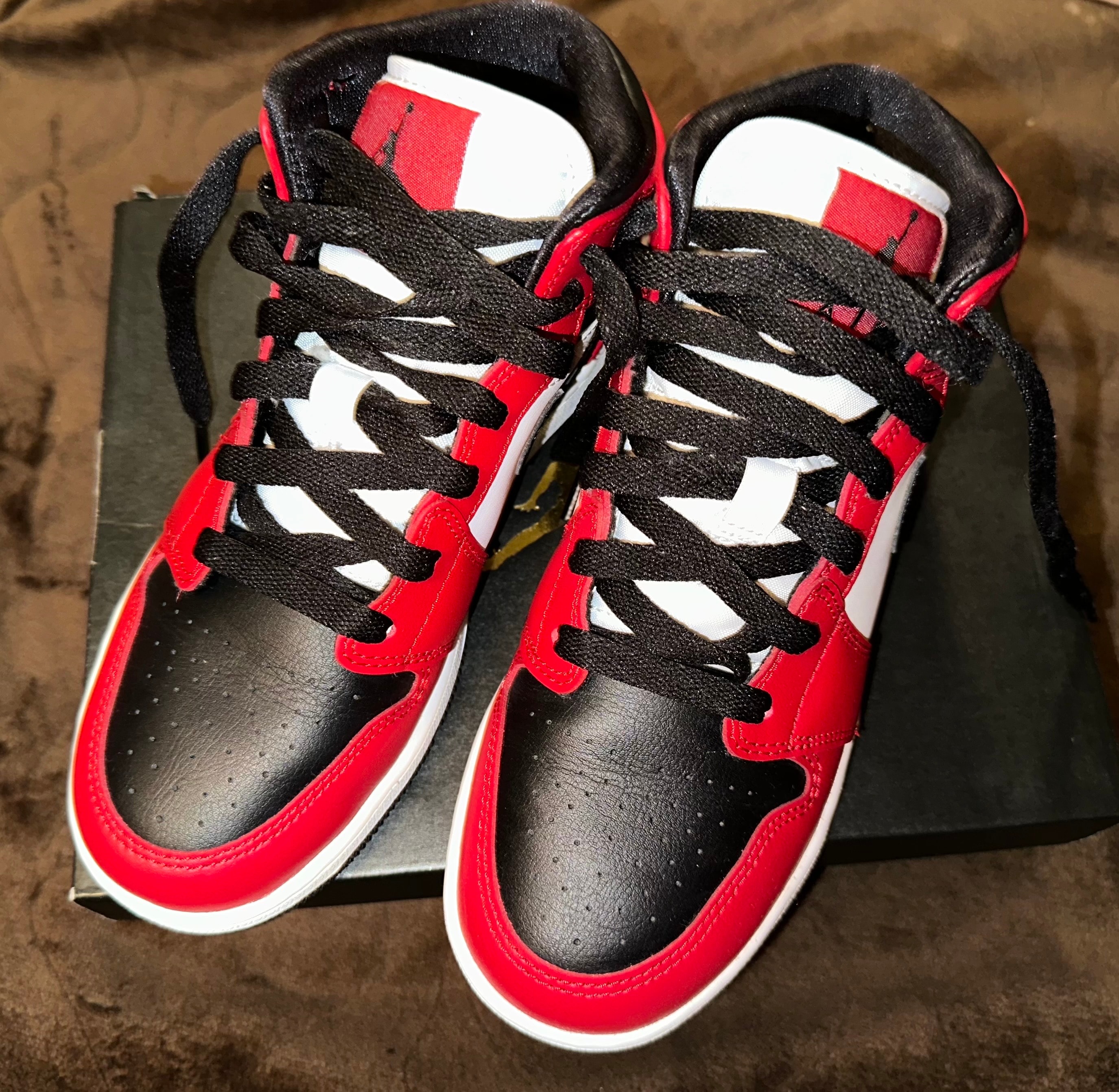 ナイキ GS エアジョーダン1 ミッド "ブラック/ジムレッド-ホワイト"