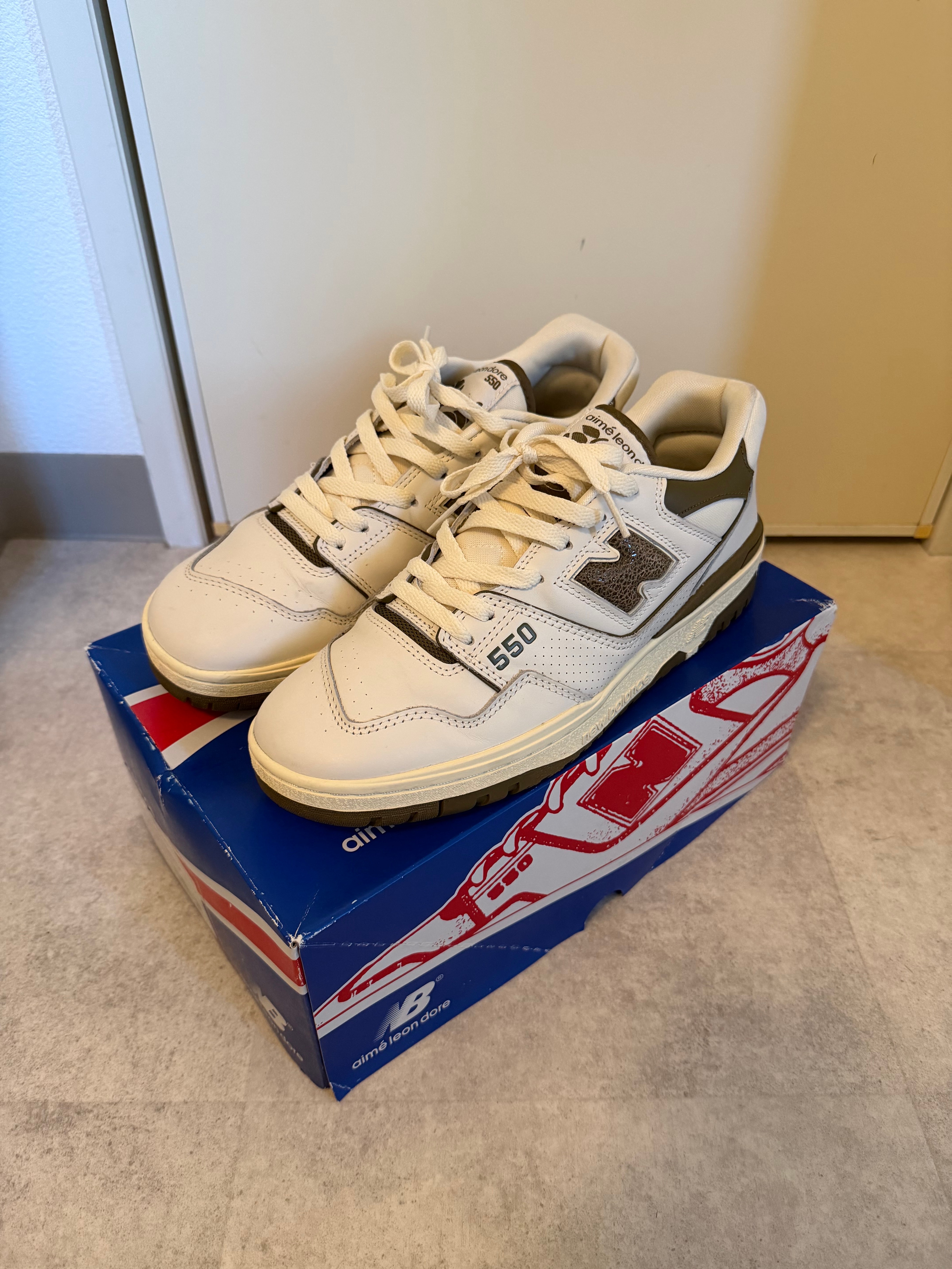 エメレオンドレ × ニューバランス 550 "ホワイト/オリーブ"