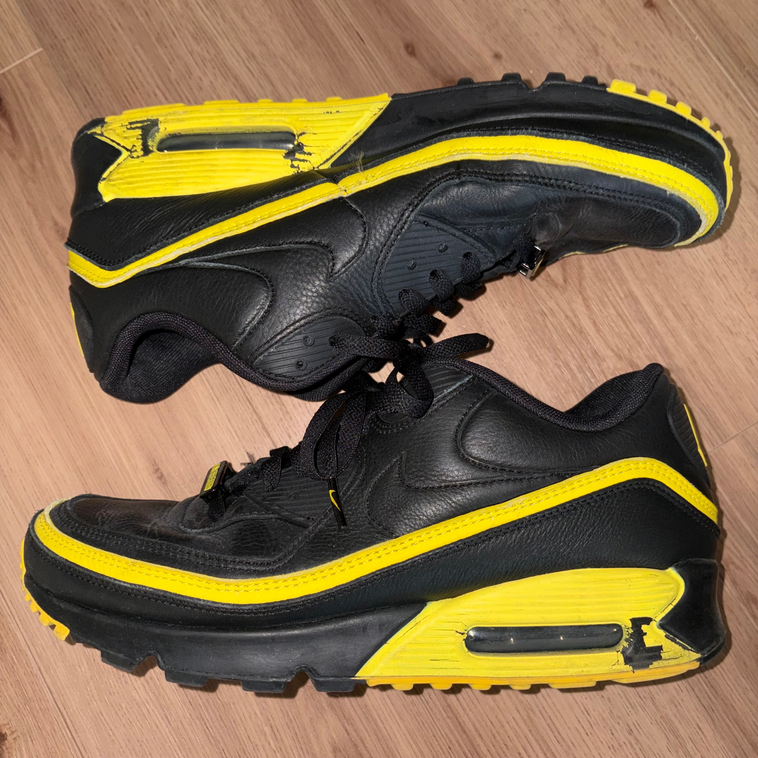 アンディフィーテッド × ナイキ エアマックス90 ブラック/イエロー