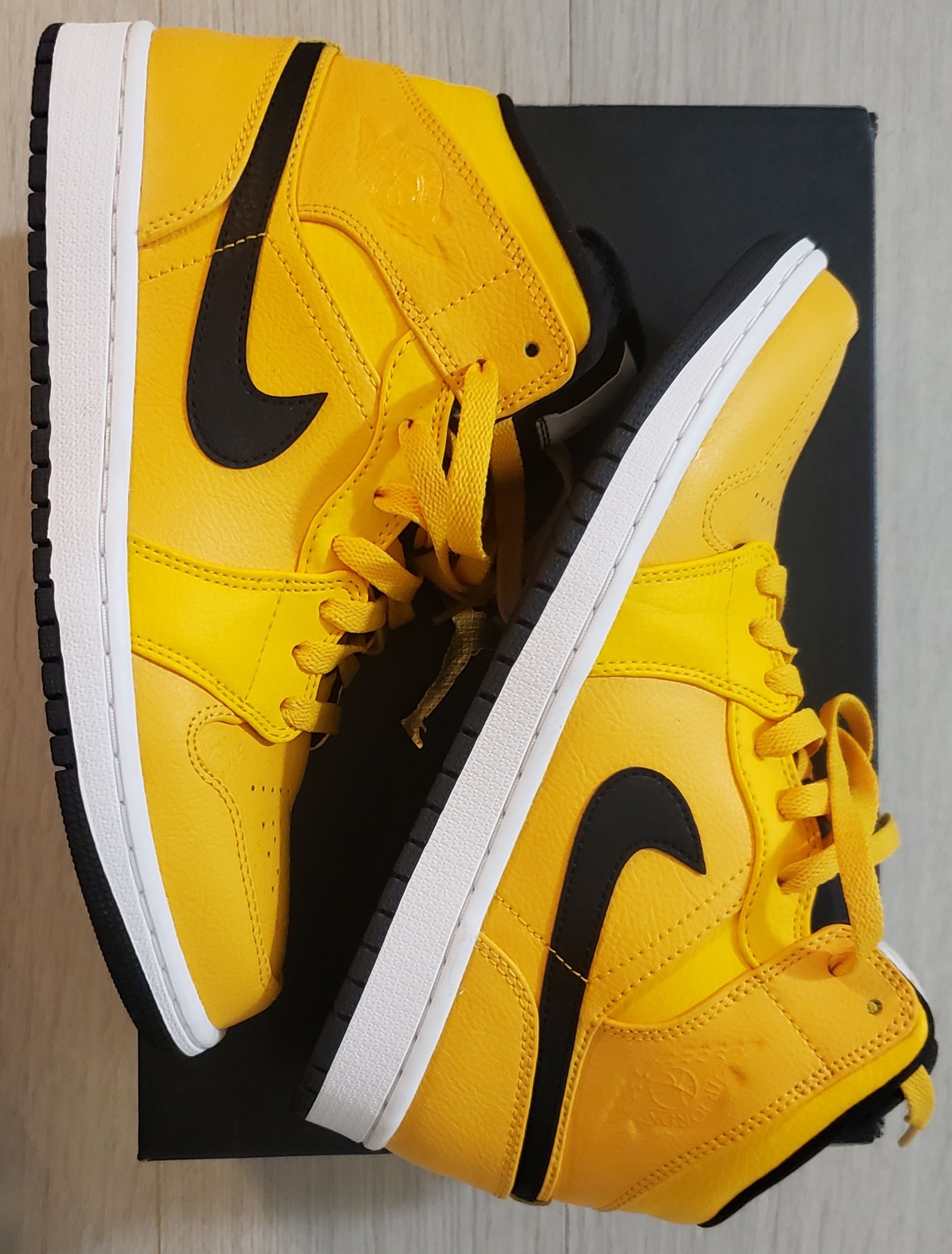 Nike Air Jordan 1 Mid "University Gold Black"