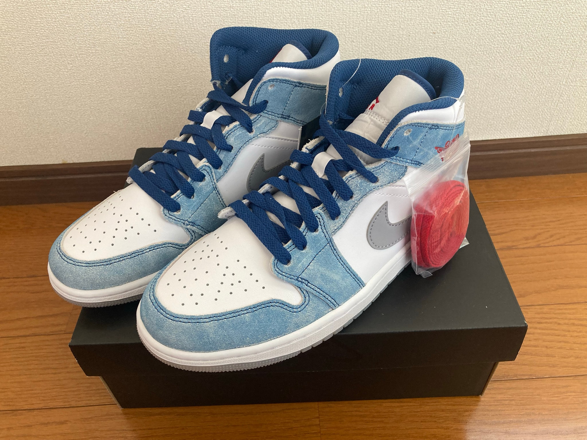 Nike Air Jordan 1 Mid SE "White/Hyper Royal/Red"