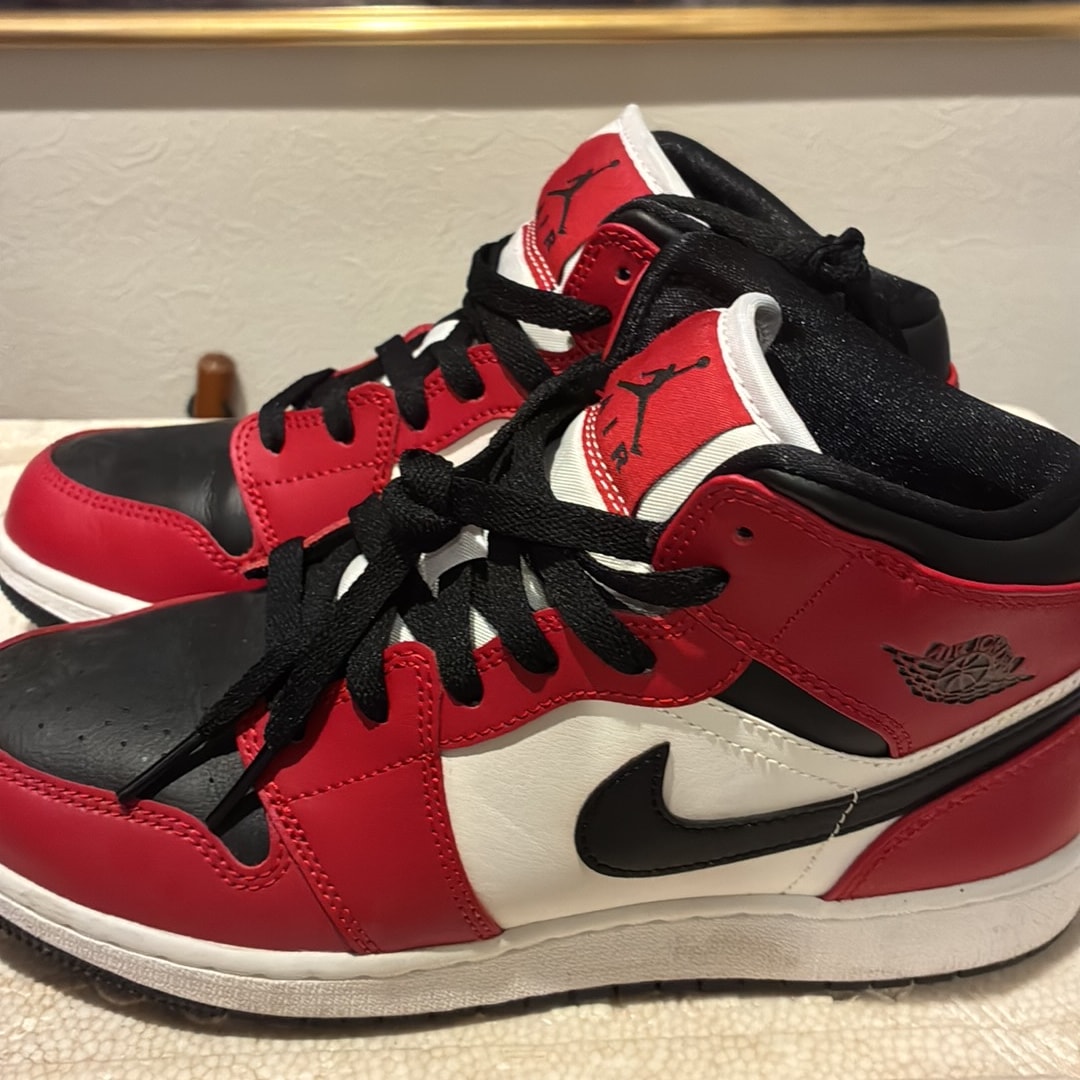 Nike Air Jordan 1 Mid "Chicago Black Toe"