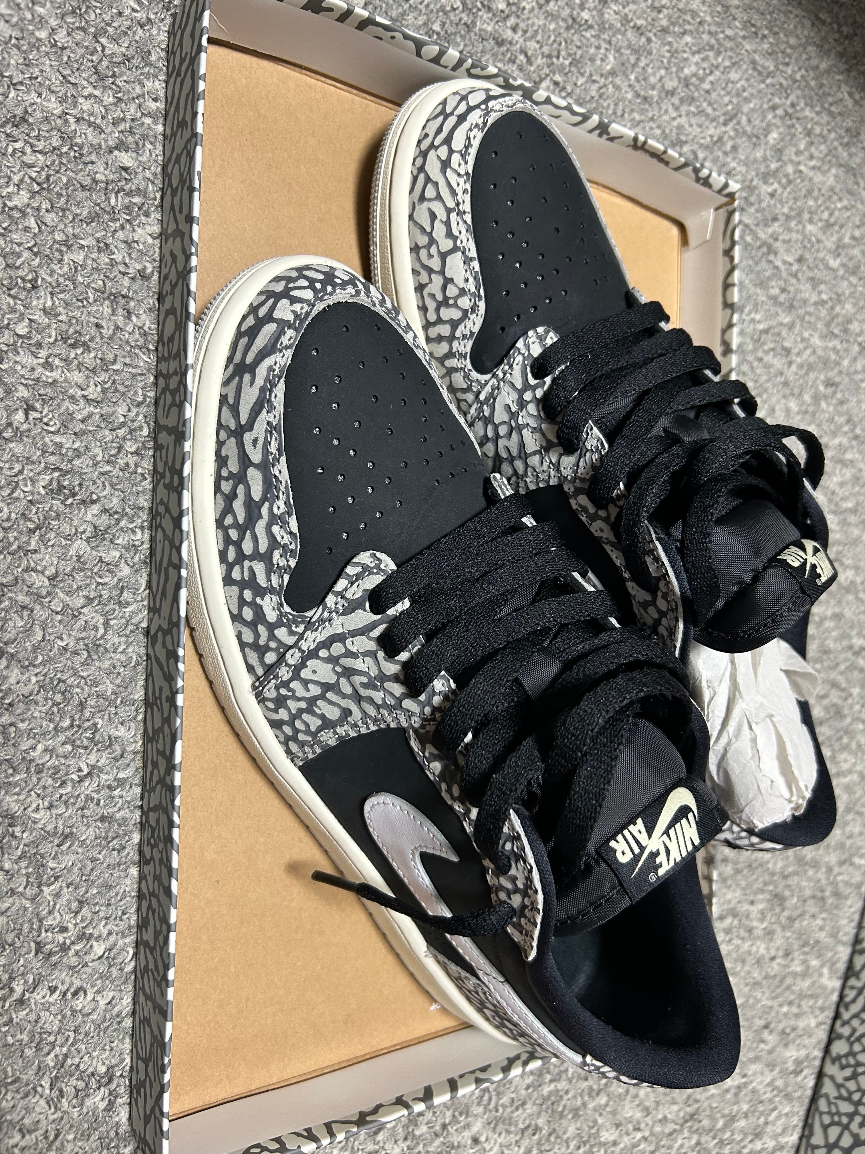 ナイキ エアジョーダン1 レトロ ロー OG "ブラックセメント"