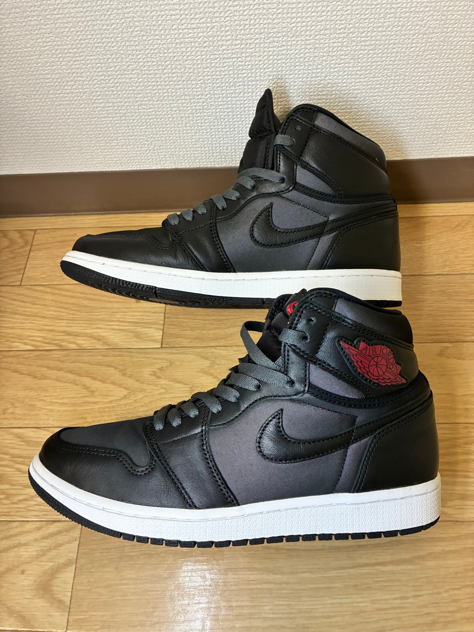 Nike Air Jordan 1 Retro High OG "Black/Metallic Silver/Gym Red"