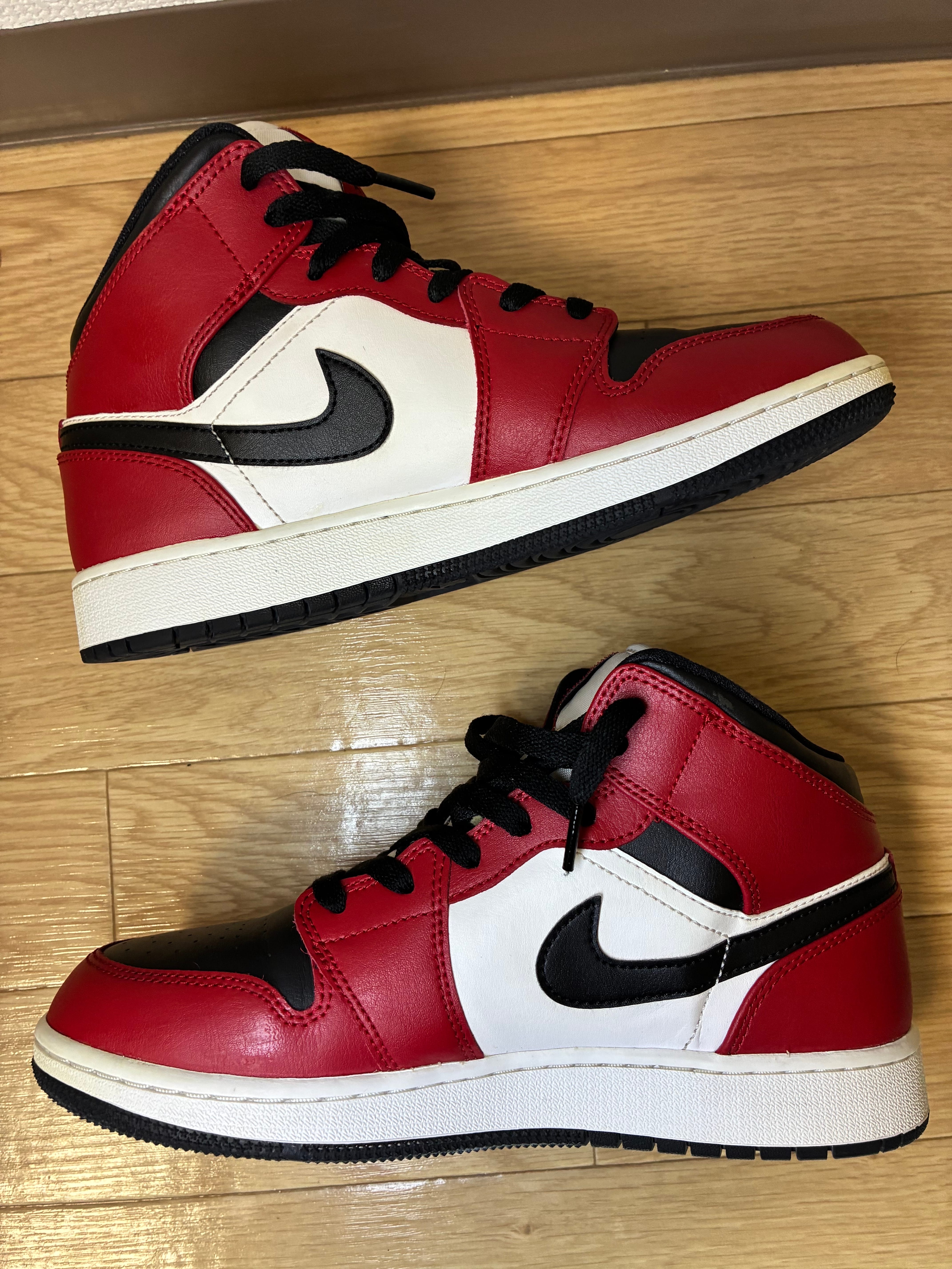 ナイキ GS エアジョーダン1 ミッド "ブラック/ジムレッド-ホワイト"