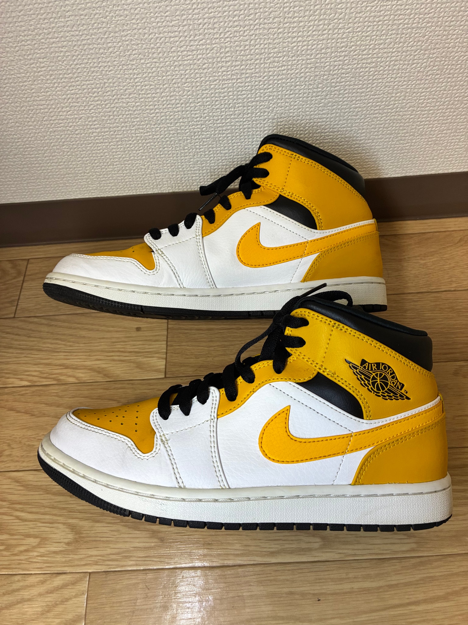 Nike Air Jordan 1 Mid "University Gold"