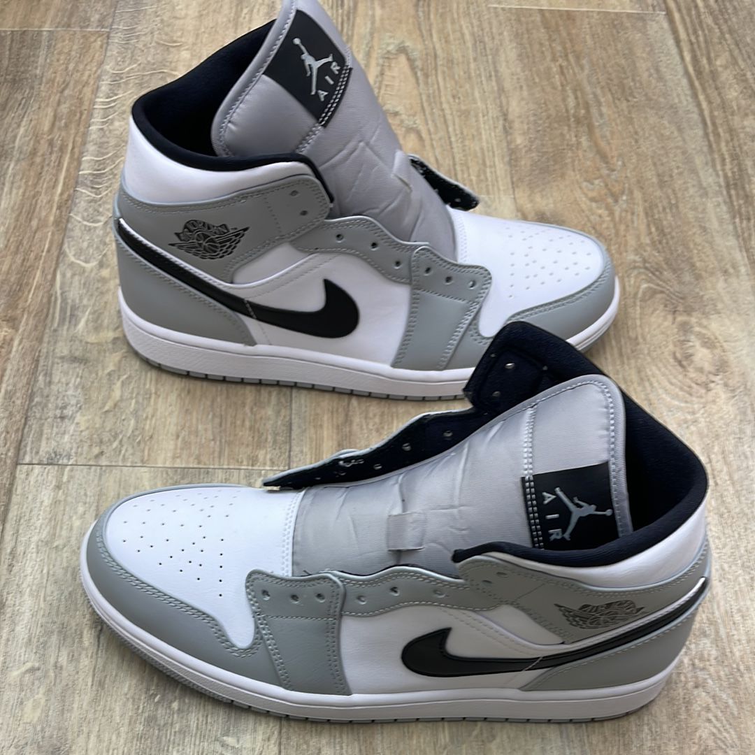 Nike Air Jordan 1 Mid "Light Smoke Grey/White/Black"