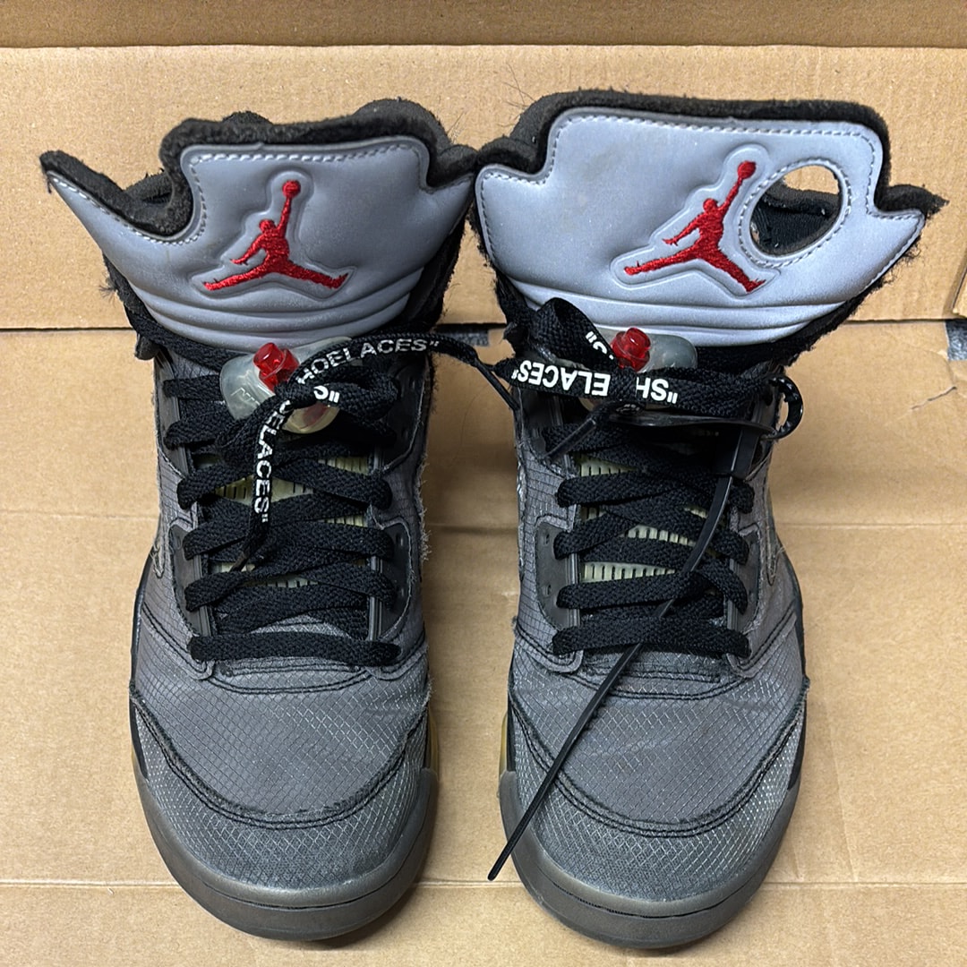 オフホワイト × ナイキ エアジョーダン5 "ブラック/モスリン/ファイヤーレッド"