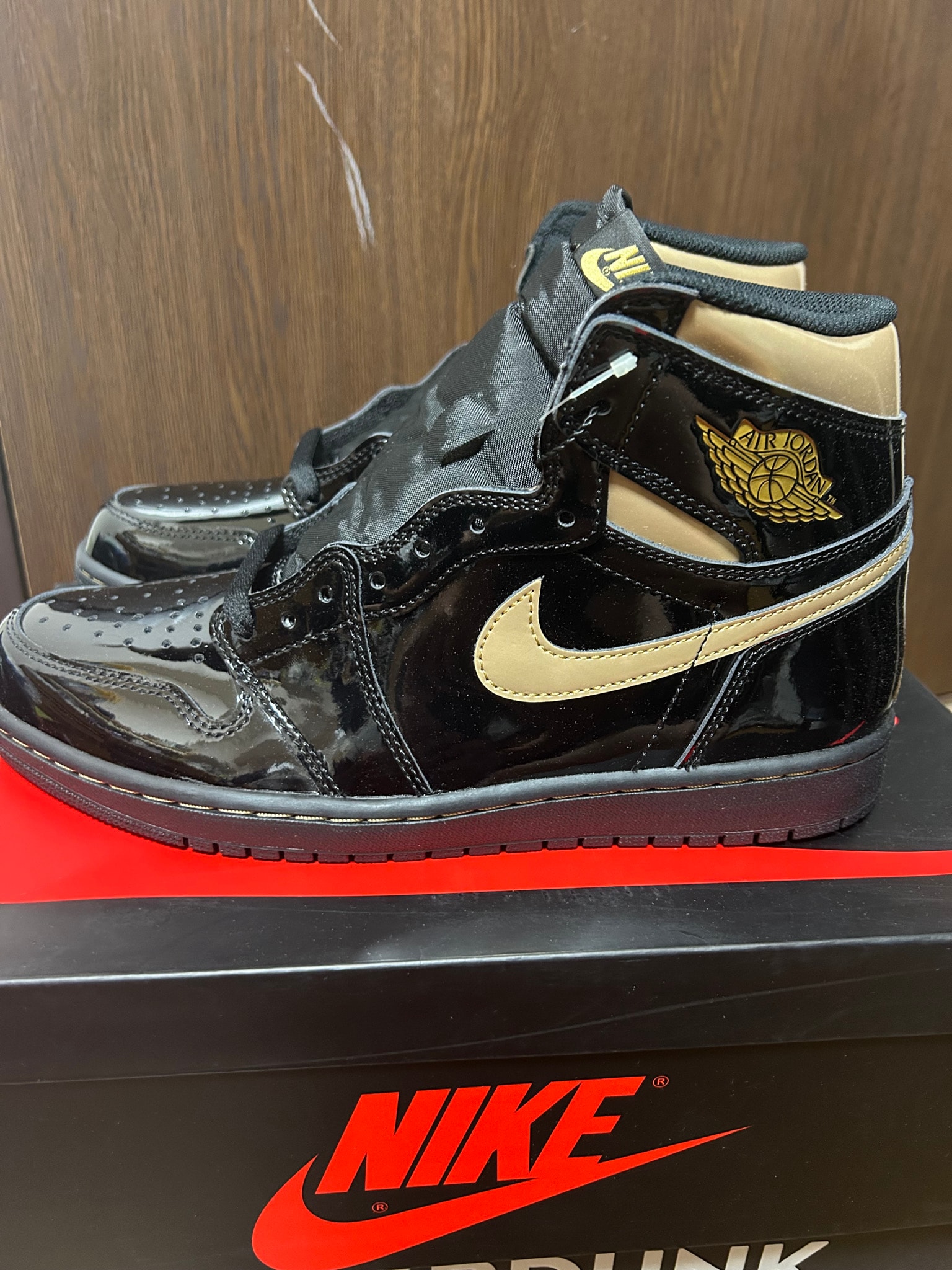 Nike Air Jordan 1 High OG "Black-Metalic Gold"