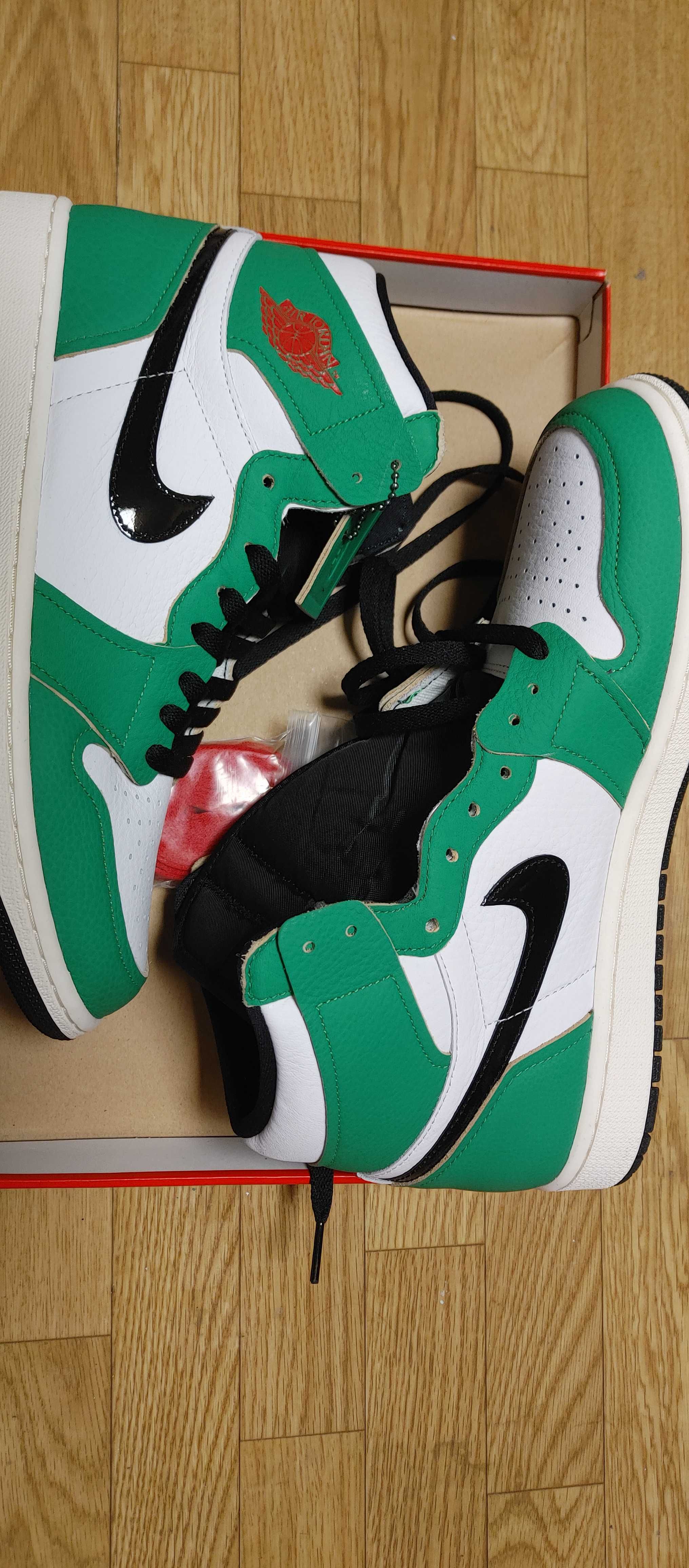 Nike Women's Air Jordan 1 High OG "Lucky Green/White-Sail-Black"   