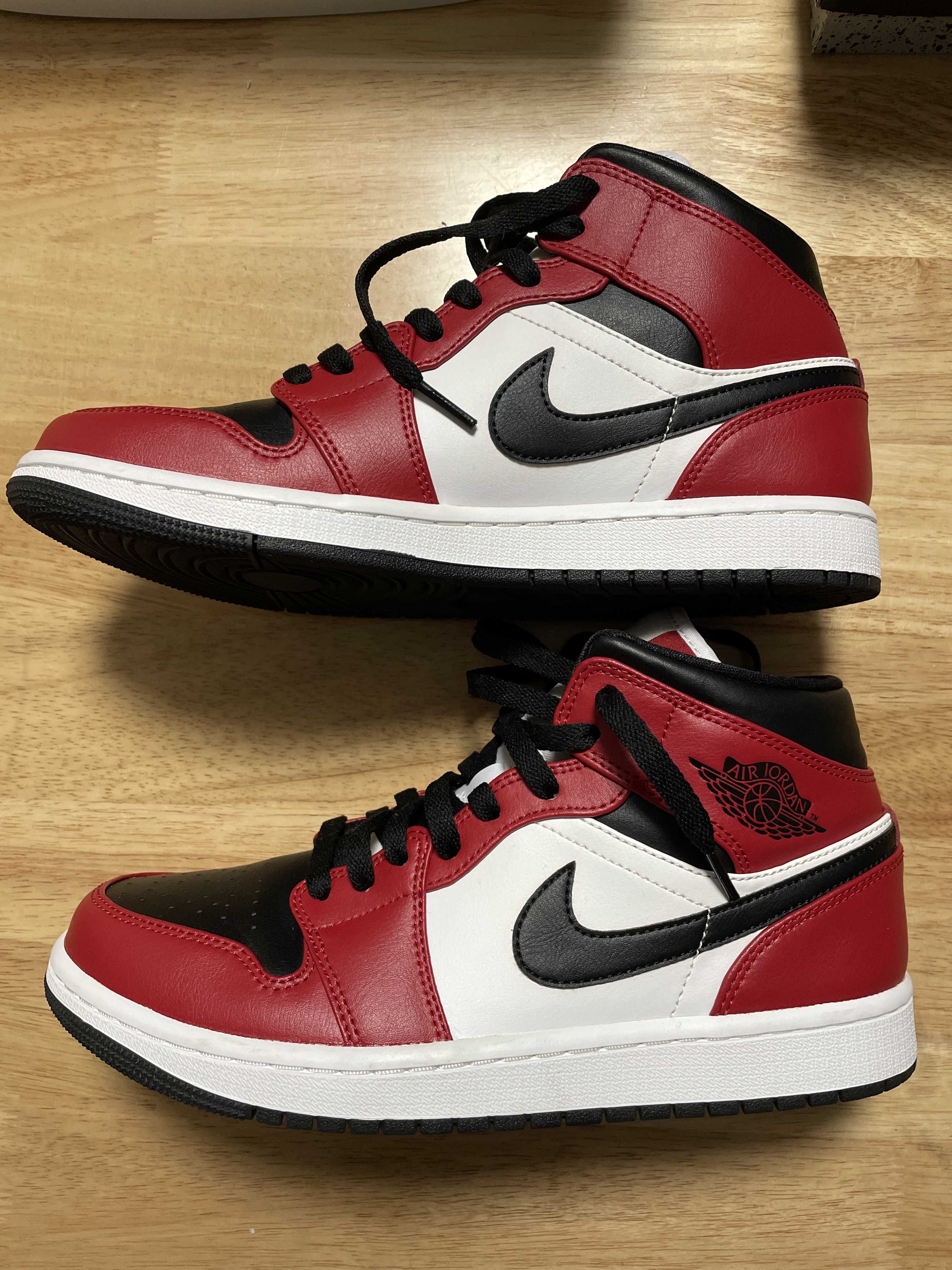 Nike Air Jordan 1 Mid "Chicago Black Toe"