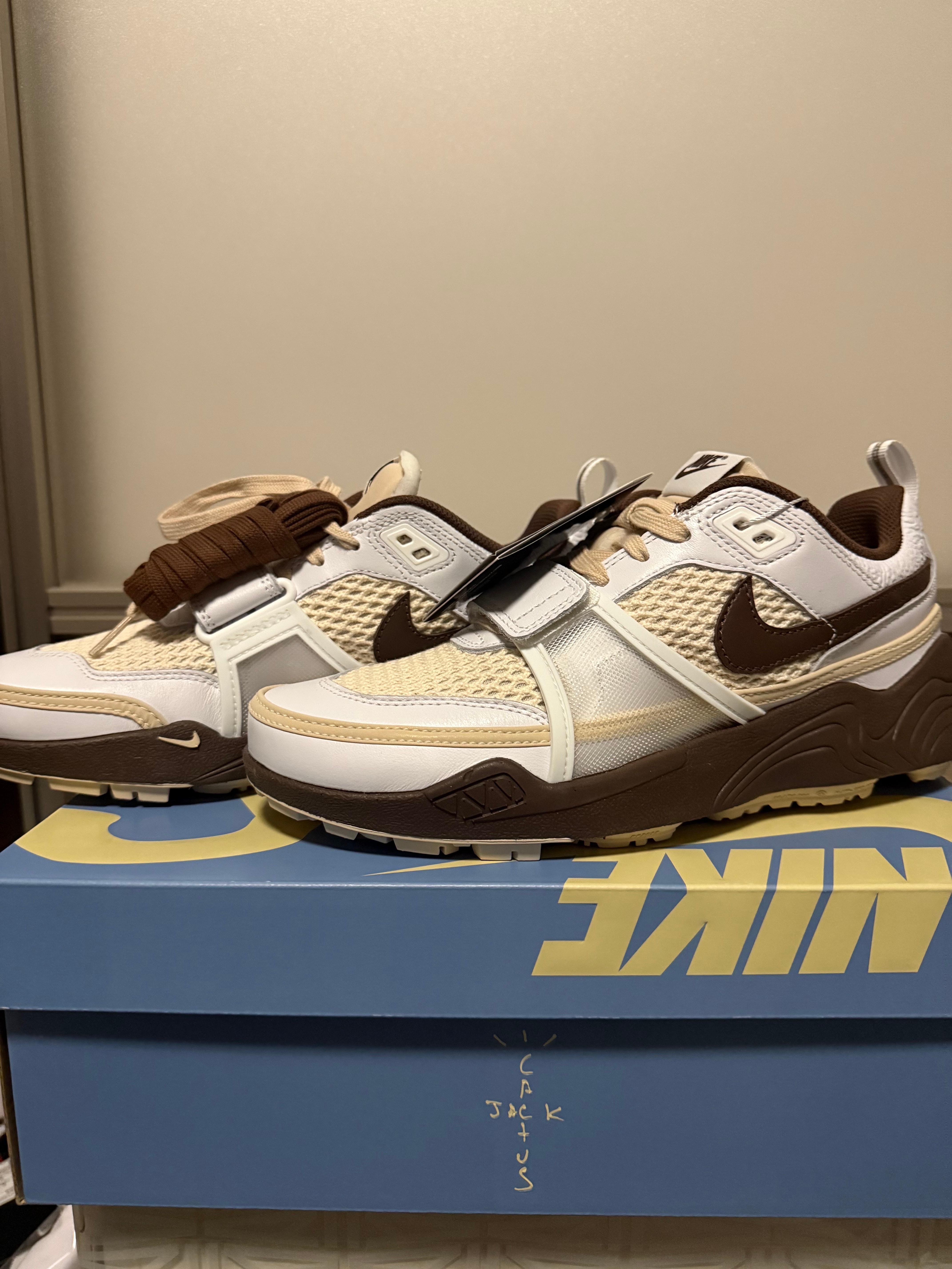 Travis Scott × Nike Zoom Field Jaxx "White and Light Chocolate"