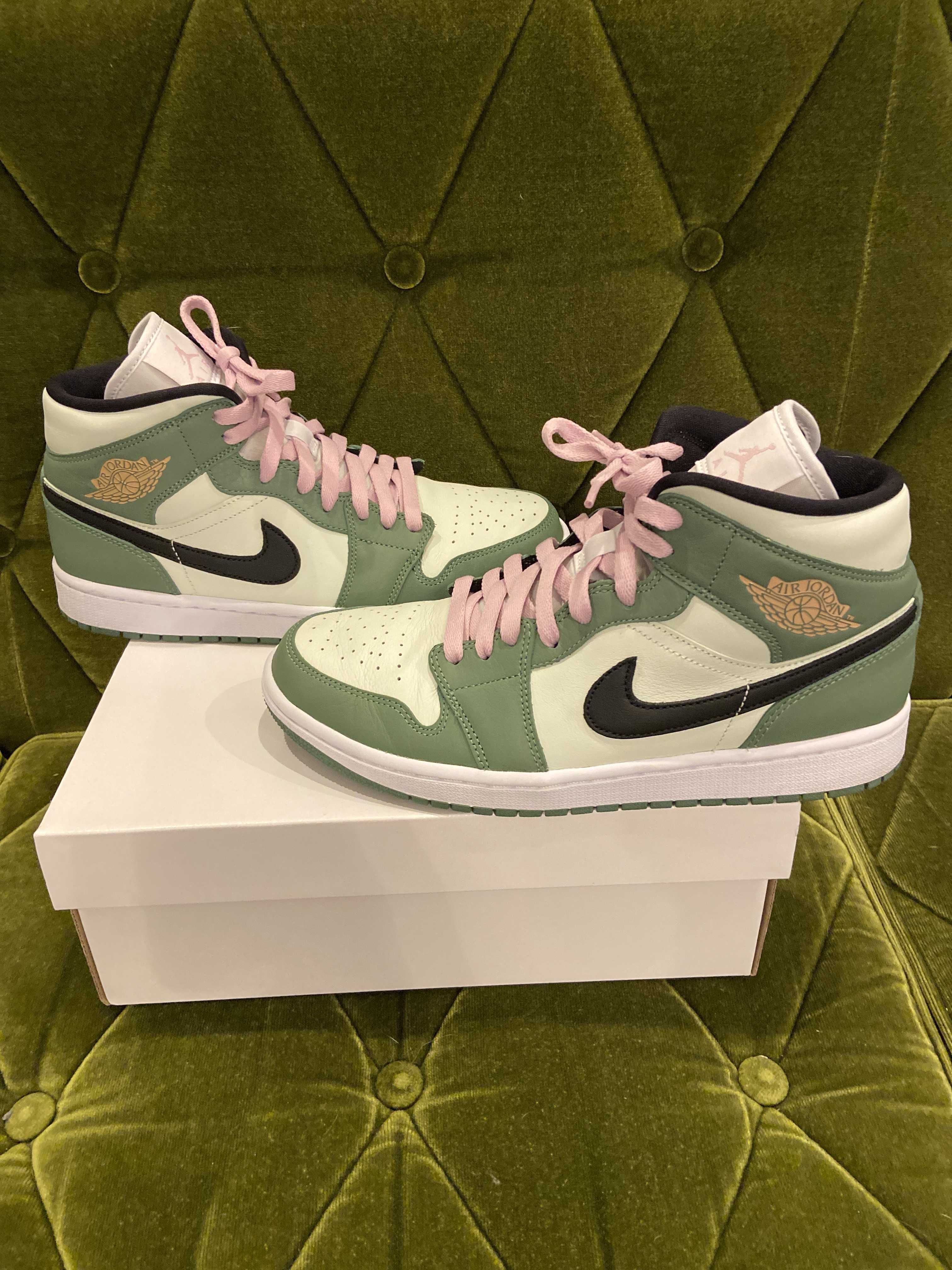 NIKE Women's AIR JORDAN 1 MID SE "DUTCH GREEN"