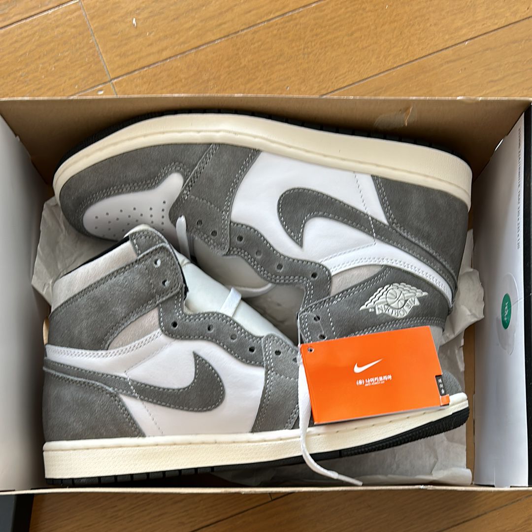 Nike Air Jordan 1 Retro High OG "Black and Smoke Grey"