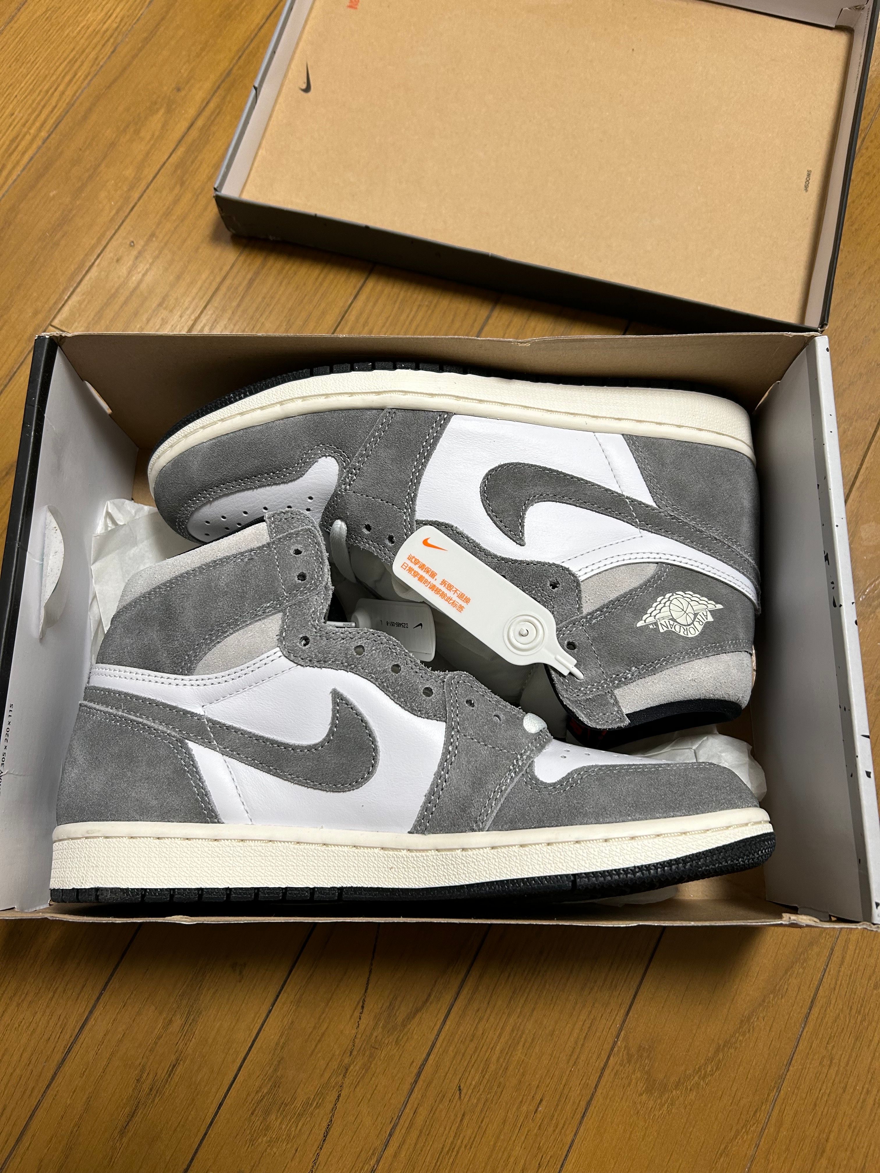 Nike Air Jordan 1 Retro High OG "Black and Smoke Grey"